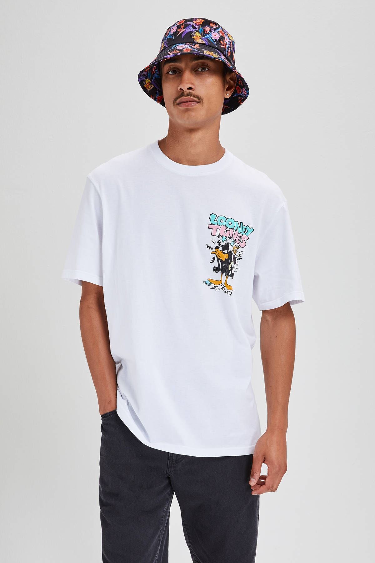 Pull Bear Erkek Beyaz Looney Tunes Daffy Duck T Shirt 09247501 Trendyol