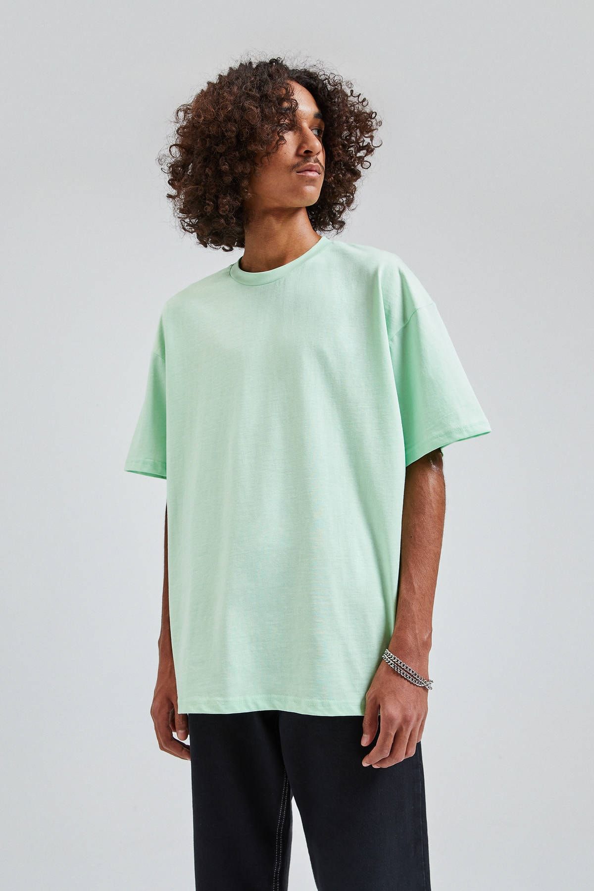 Pull Bear Erkek Acik Yesil Kisa Kollu Basic Oversize T Shirt 09244570 Trendyol