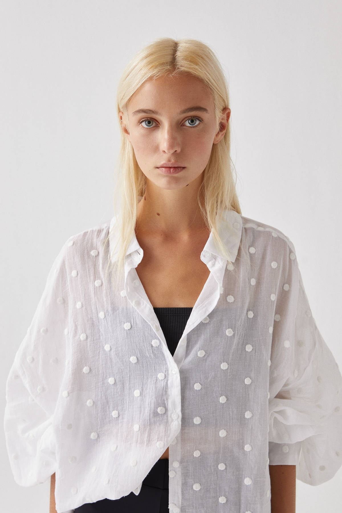 Pull Bear Kadin Beyaz Islemeli Puantiye Desenli Tul Gomlek 09470303 Trendyol