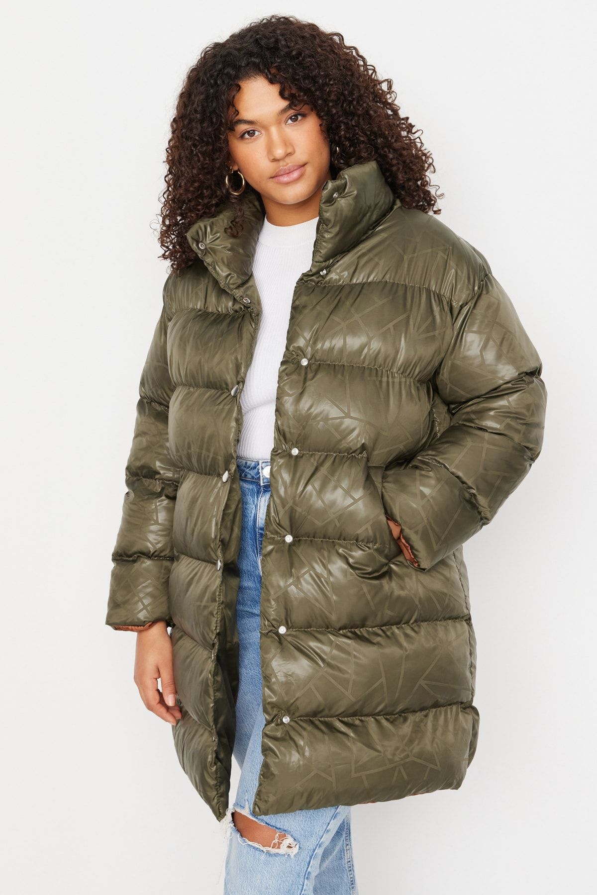 Trendyol Curve-Khakifarbene Pufferjacke mit Stehkragen und Print TBBAW23AW00032 4