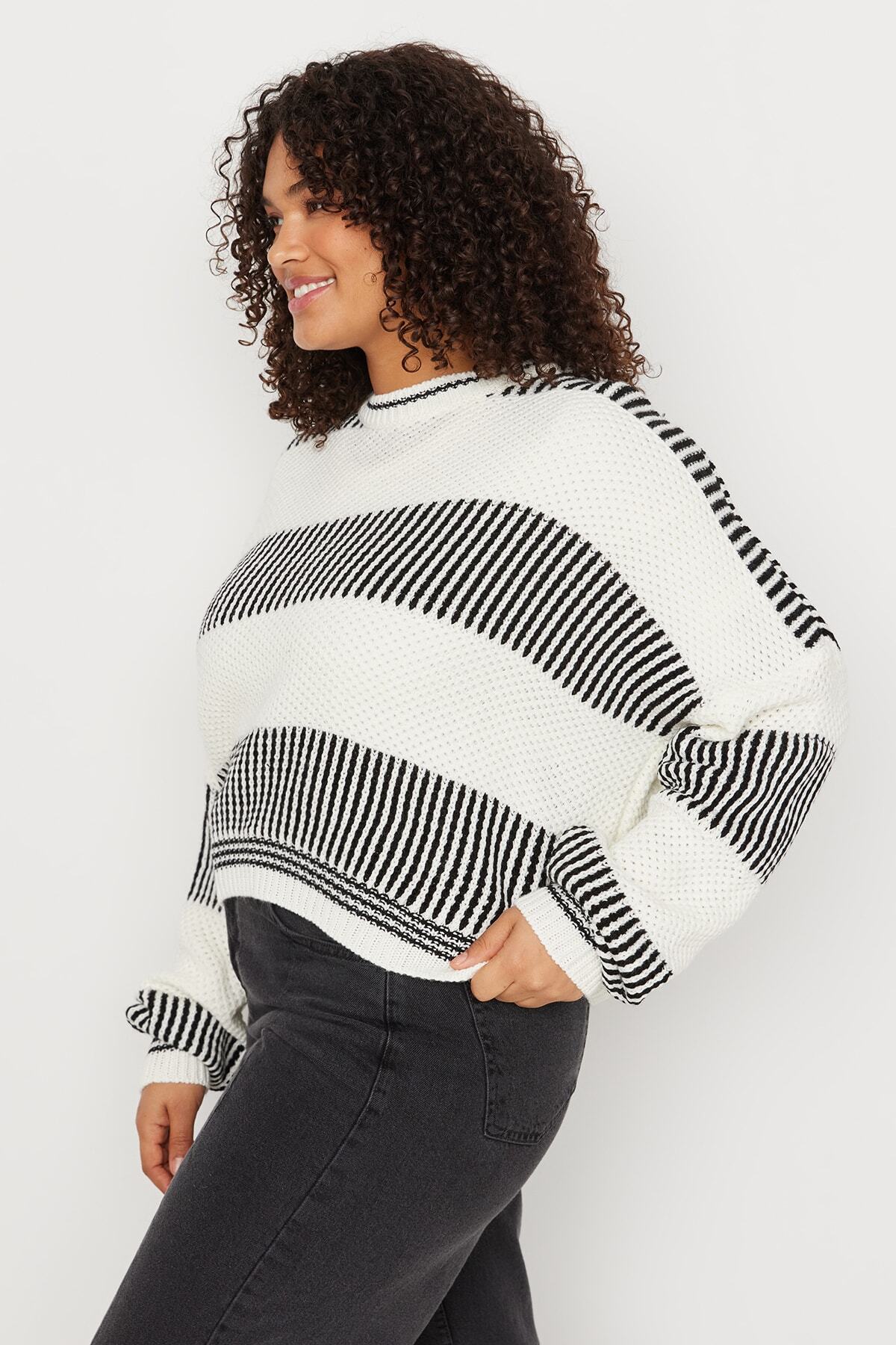 Trendyol Curve-Pruhovaný úpletový sveter Crew Neck Ecru – textúrovaný TBBAW23AN00192 3