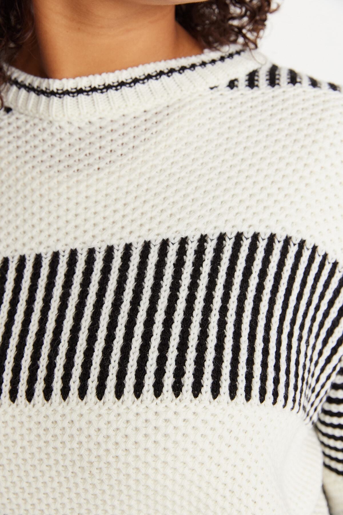 Trendyol Curve-Pruhovaný úpletový sveter Crew Neck Ecru – textúrovaný TBBAW23AN00192 4
