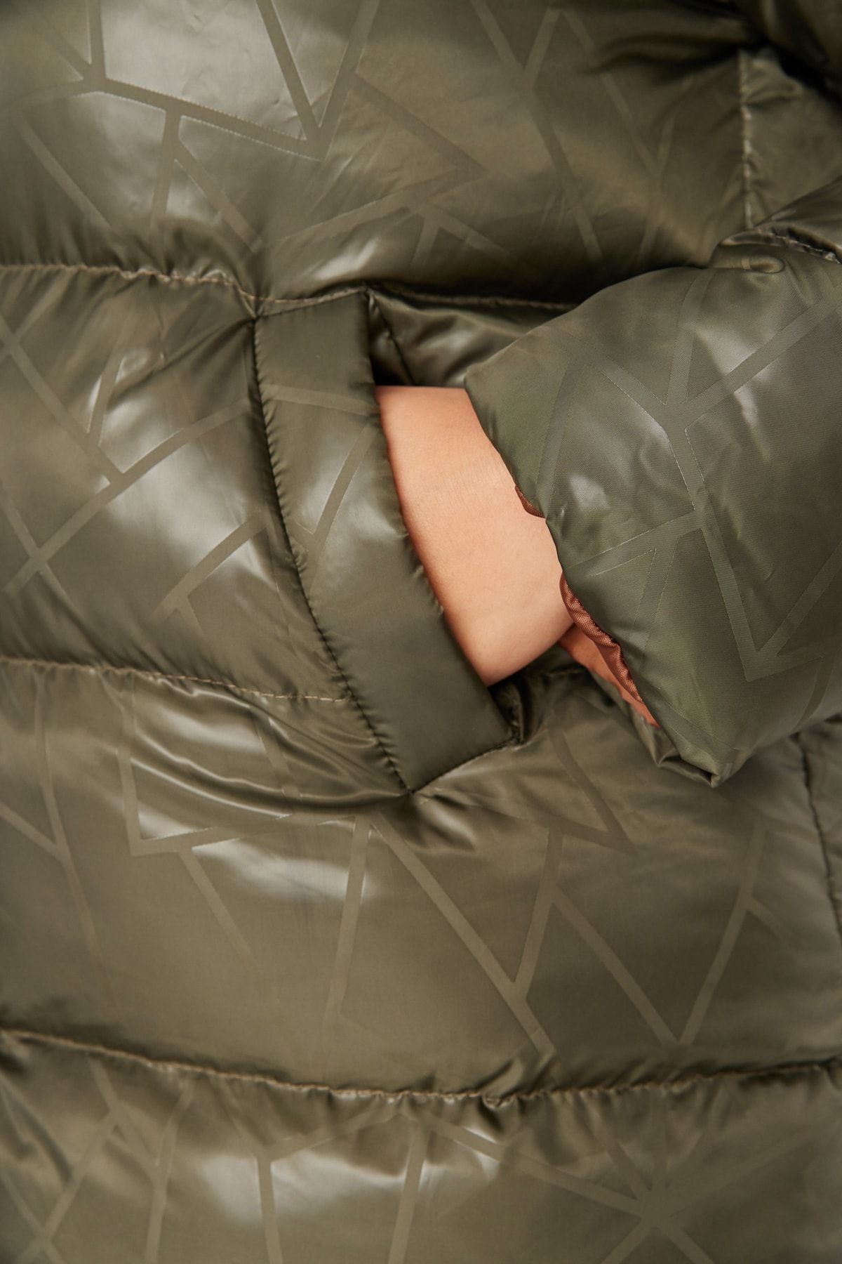 Trendyol Curve-Khakifarbene Pufferjacke mit Stehkragen und Print TBBAW23AW00032 2