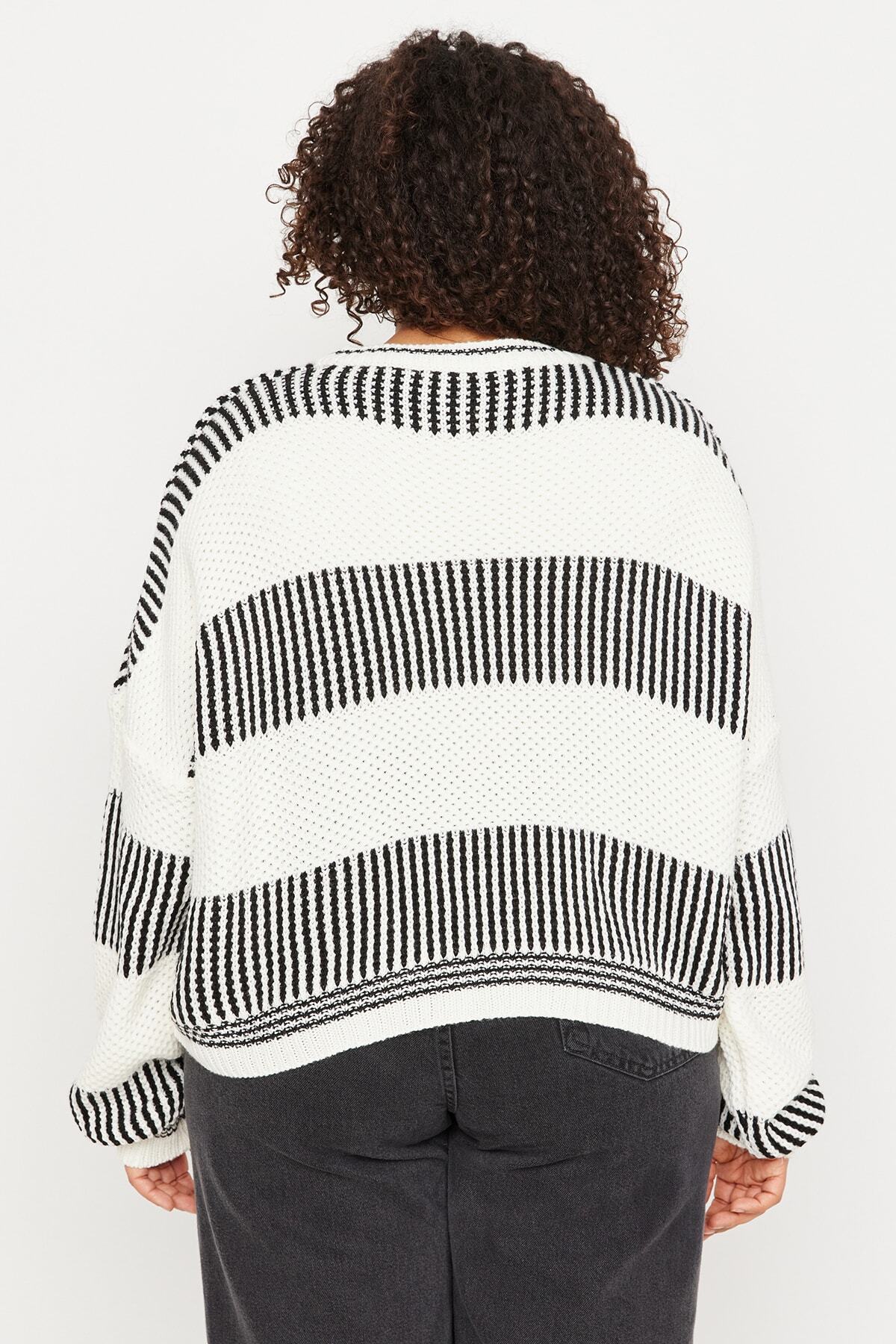 Trendyol Curve-Pruhovaný úpletový sveter Crew Neck Ecru – textúrovaný TBBAW23AN00192 5