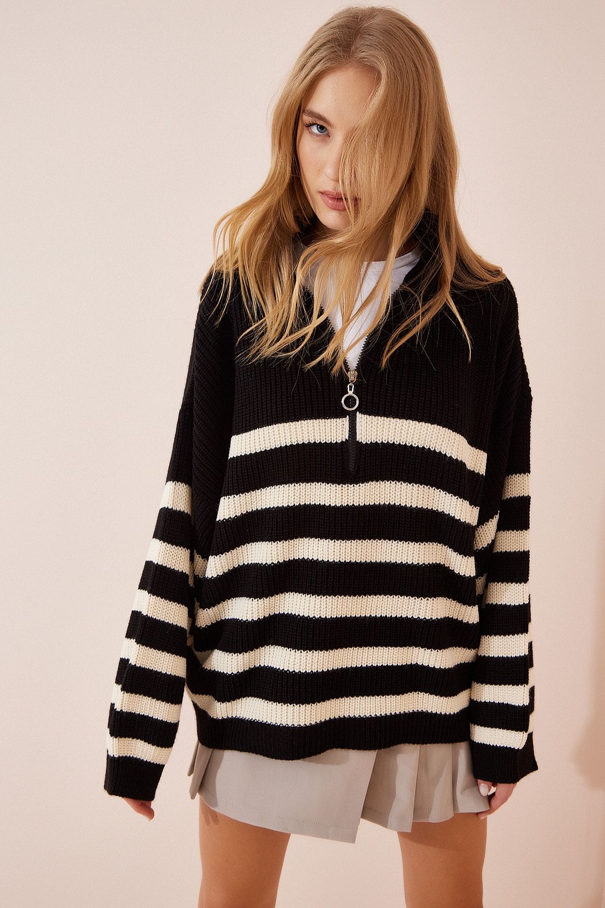 Happiness İstanbul-Schwarzes, gestreiftes Oversize-Sweatshirt mit Reißverschluss und Stehkragen für Damen YY00100 2