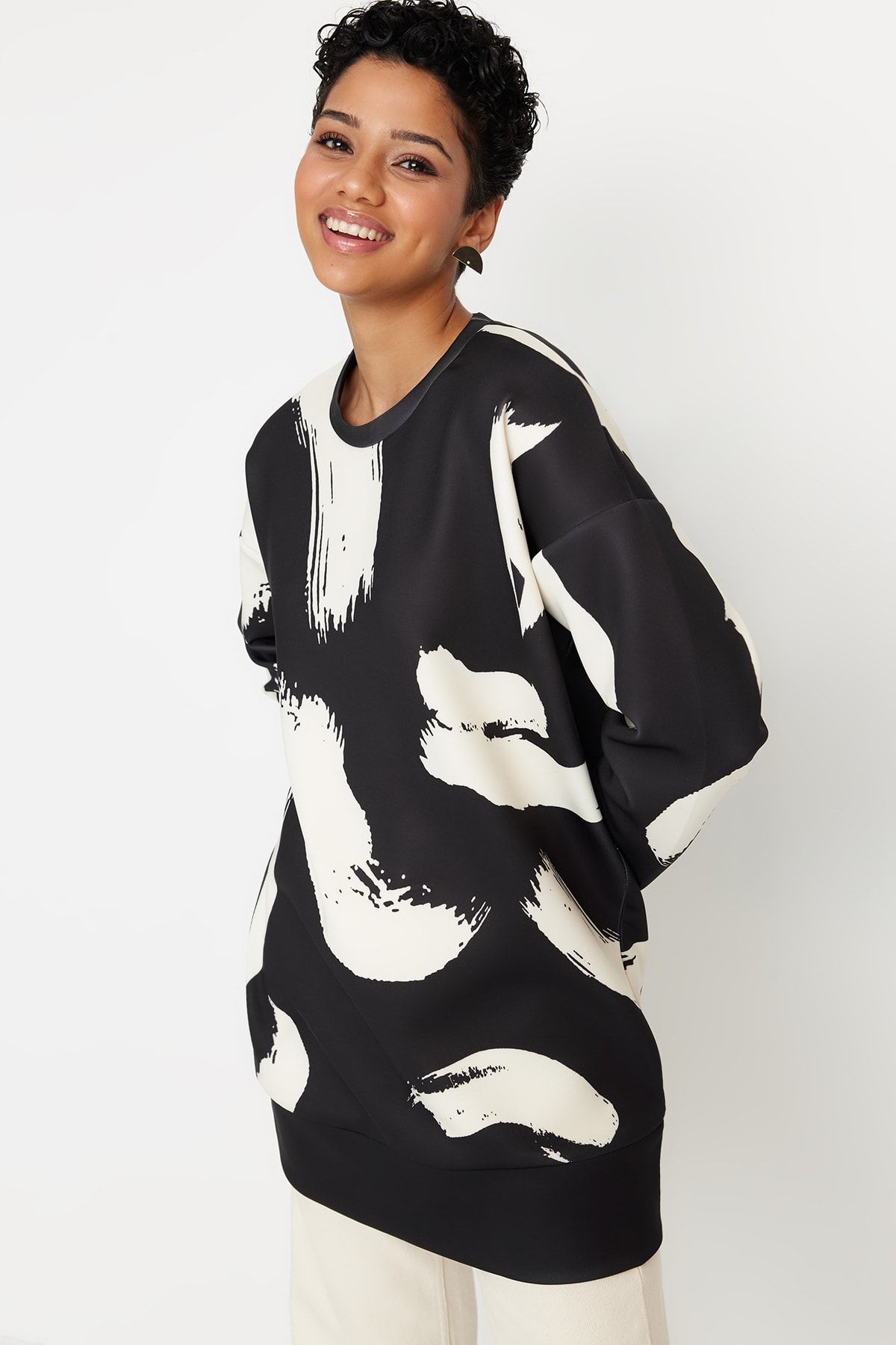 Trendyol Modest Siyah Desenli Bisiklet Yaka Scuba Örme Sweatshirt TCTAW23TW00049 RN10913