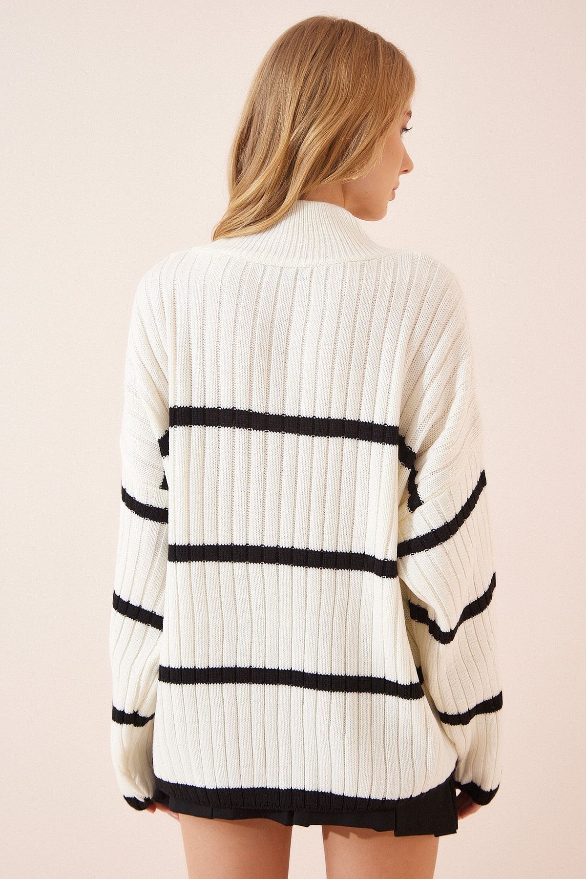 Happiness İstanbul-Ecrufarbener, gestreifter Rollkragenpullover mit Oversize-Strick für Damen DD01143 6
