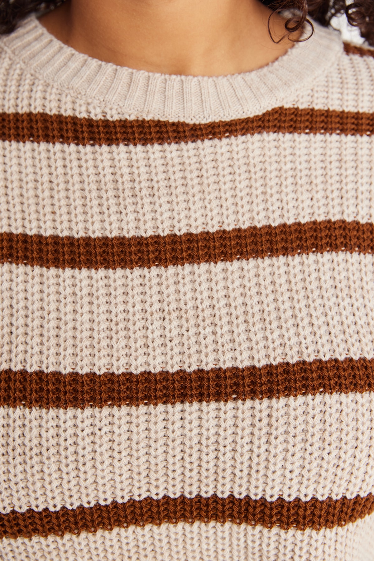 Trendyol Curve Relaksujący sweter z odkrytymi ramionami - Stone Striped TBBAW23AN00195