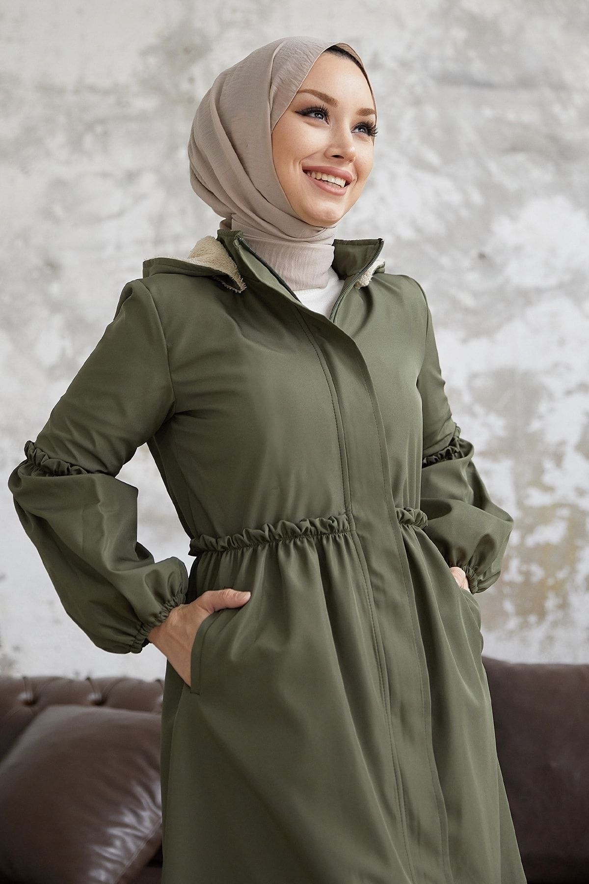 InStyle-Geraffter Mantel mit Ballonärmeln – Dunkelkhaki 3