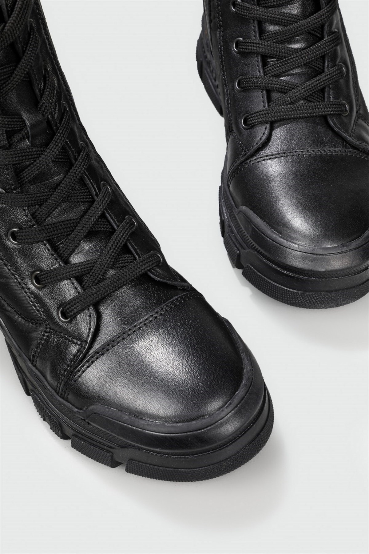 casso Genuine Leather NonSlip Rubber Sole Lace Up Zippered Women's