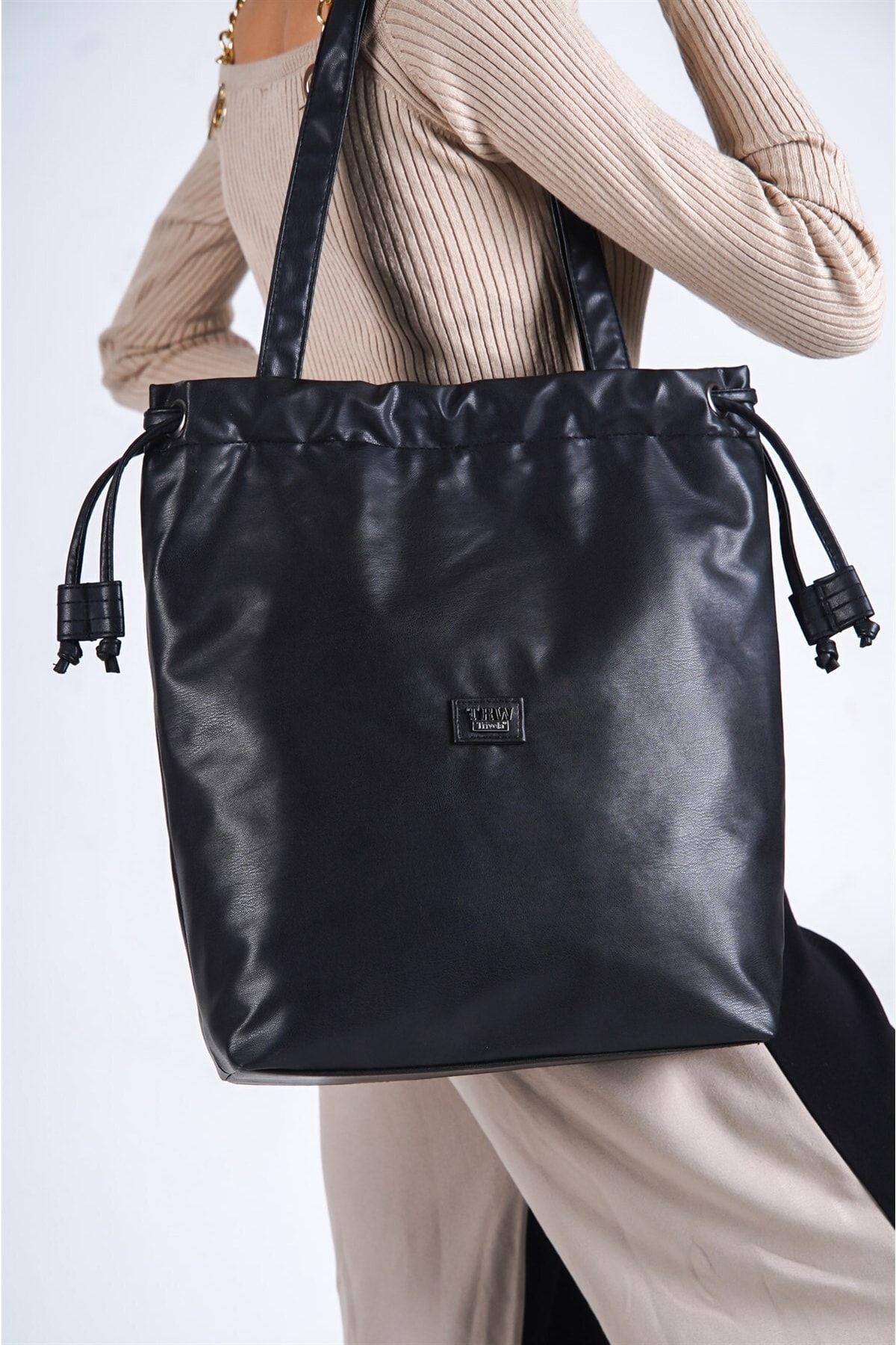 Solo shoulder bag sales