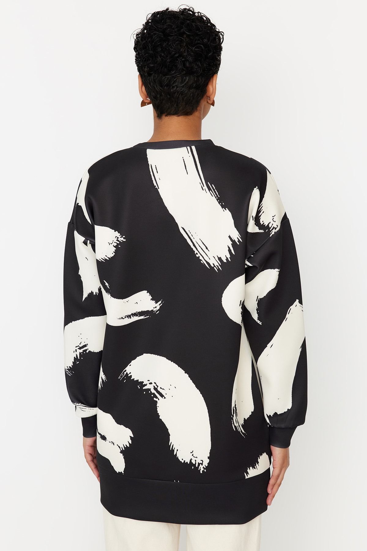 Trendyol Modest Siyah Desenli Bisiklet Yaka Scuba Örme Sweatshirt TCTAW23TW00049 RN10913