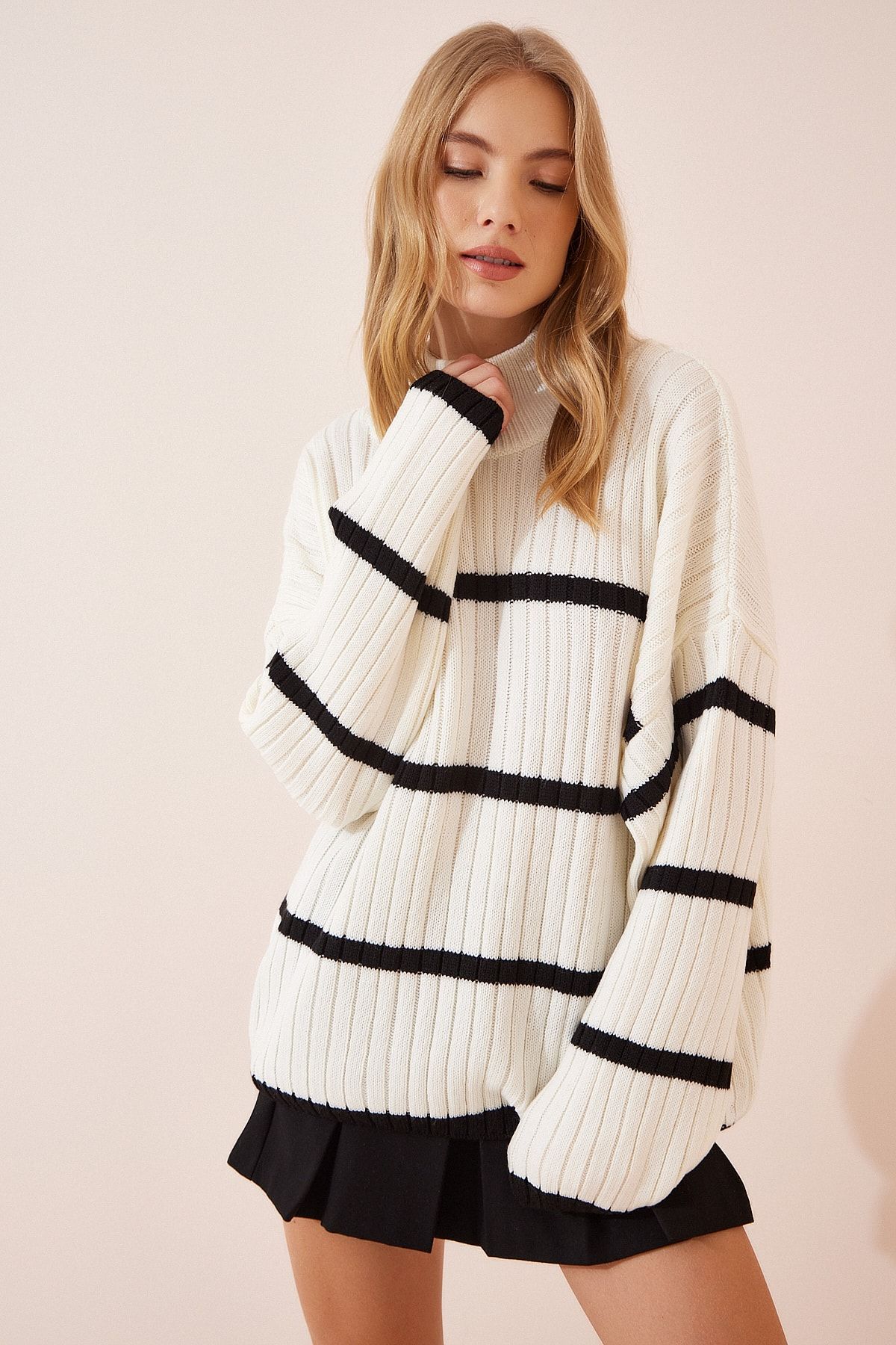 Happiness İstanbul-Ecrufarbener, gestreifter Rollkragenpullover mit Oversize-Strick für Damen DD01143 5