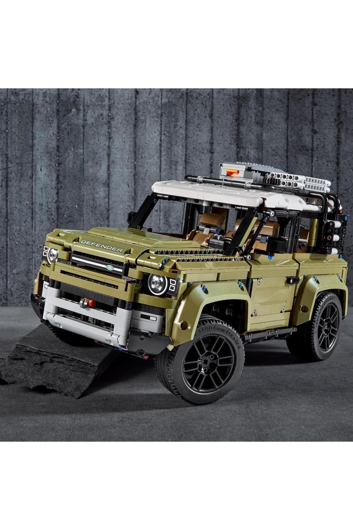 LEGO-Technic 42110 Land Rover Defender 5