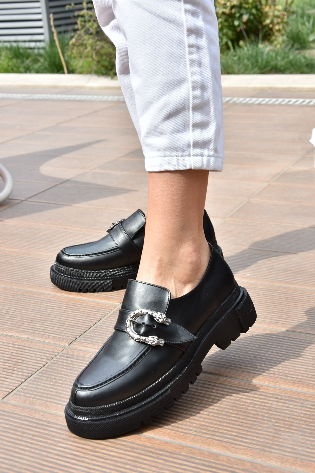 Fox Shoes Kadın Siyah Metal Detaylı Günlük Ayakkabı K294760109