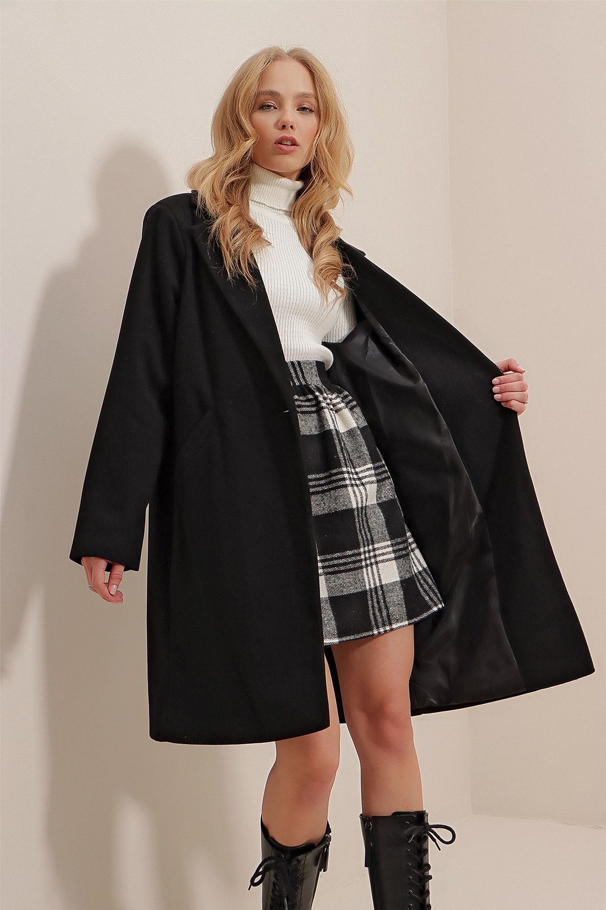 Trend Alaçatı Stili-معطف شتوي مبطن بجيب مزدوج أسود للنساء ALC-X9447 5