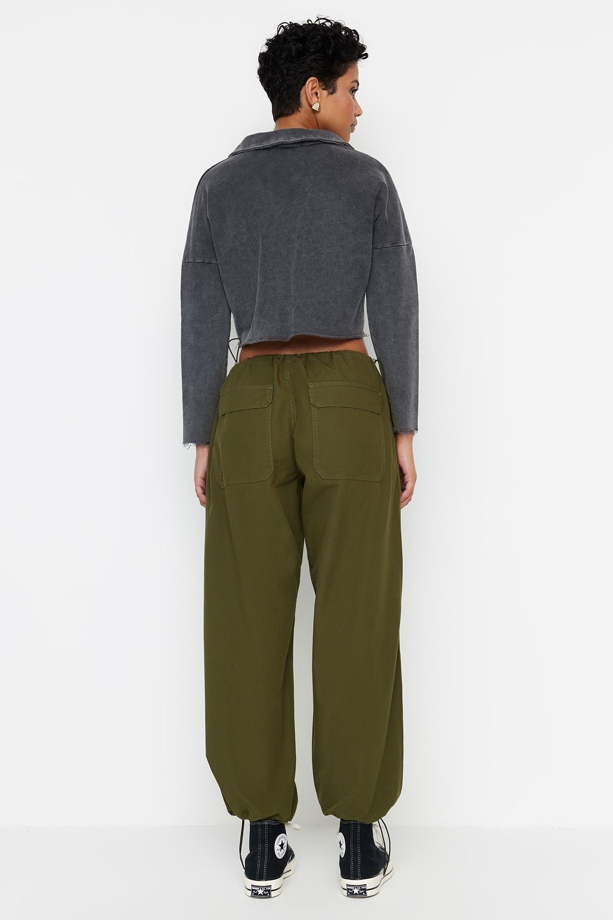 Trendyol Collection-Khakifarbene Fallschirmhose mit Stopper und normaler Taille TWOAW23JE00738 5