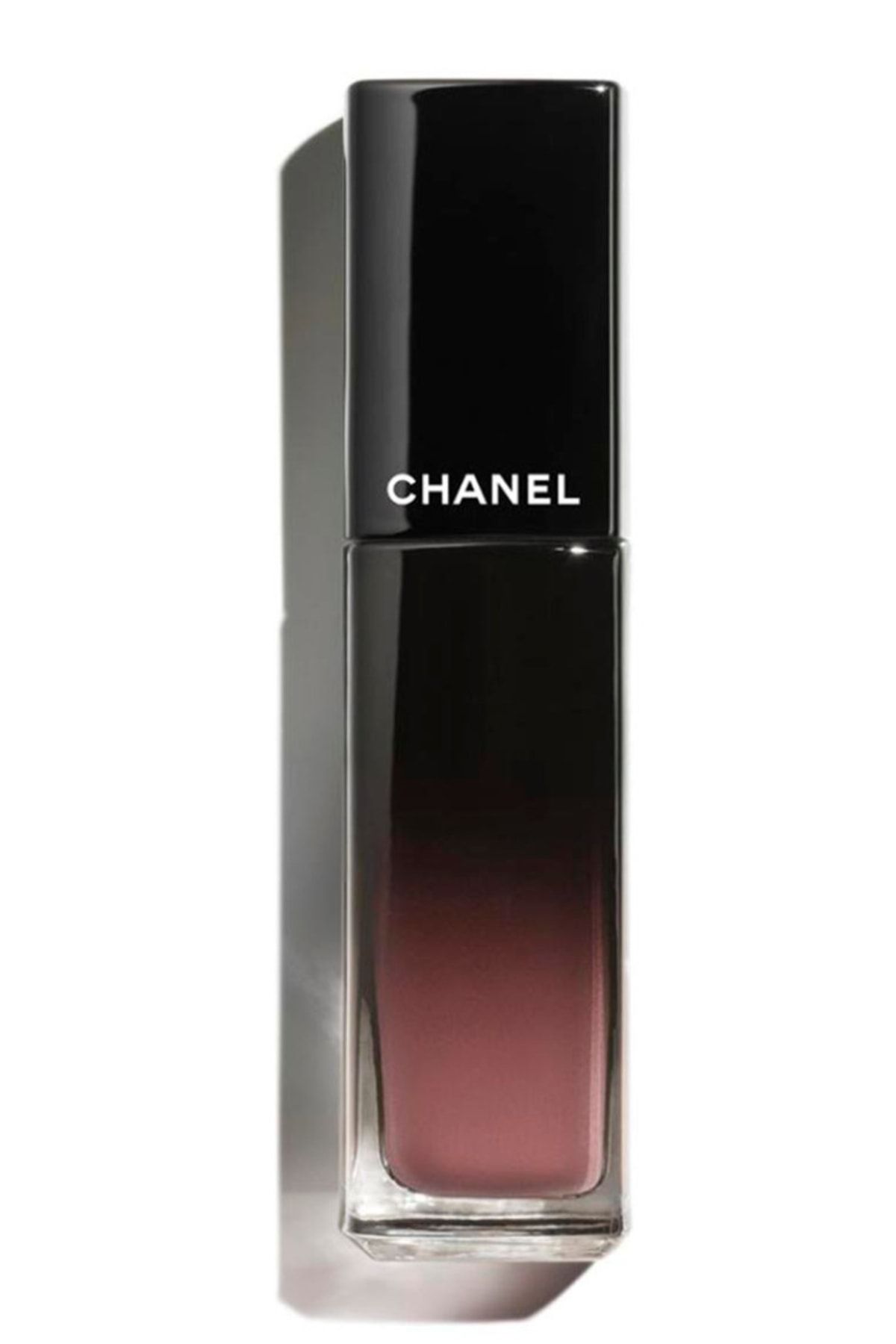 Chanel رژ لب لاکی Allure Laque بافت نرم و سبک رنگ قهوه ای