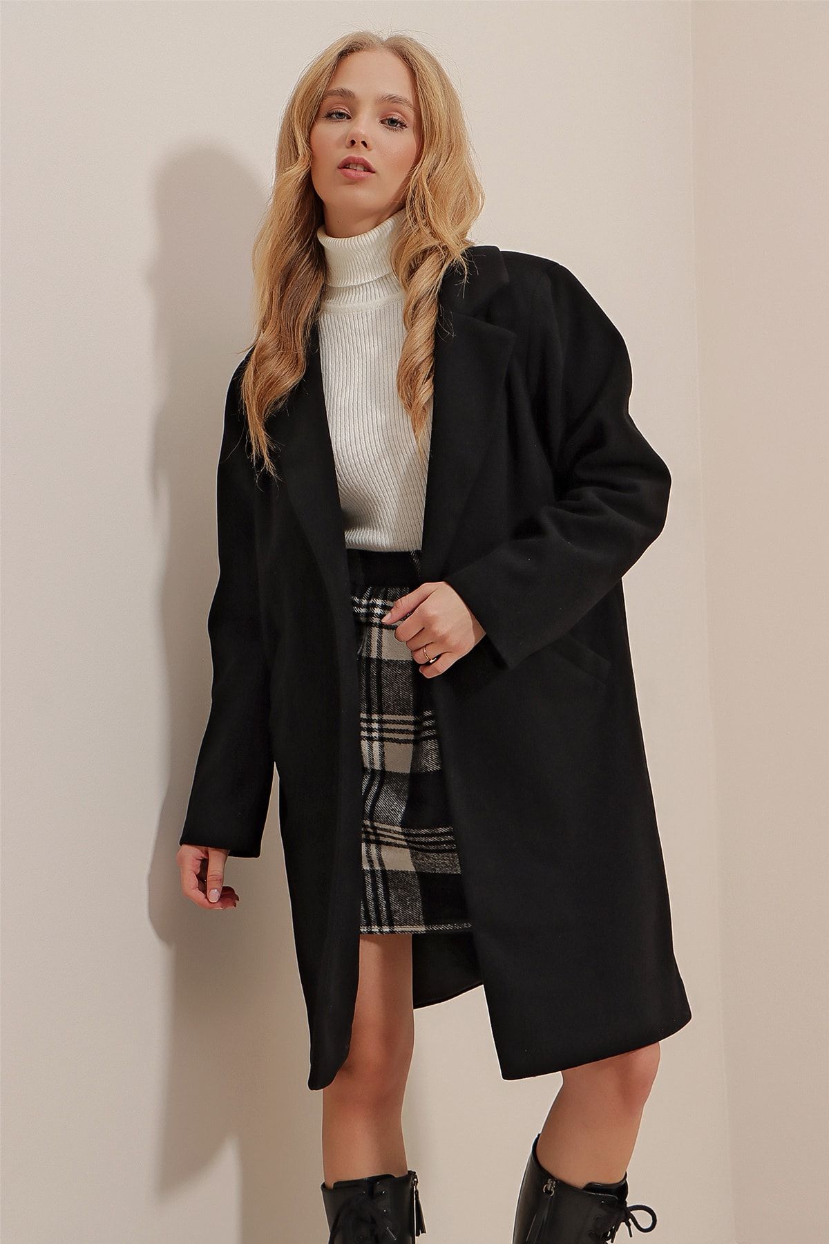 Trend Alaçatı Stili-معطف شتوي مبطن بجيب مزدوج أسود للنساء ALC-X9447 2