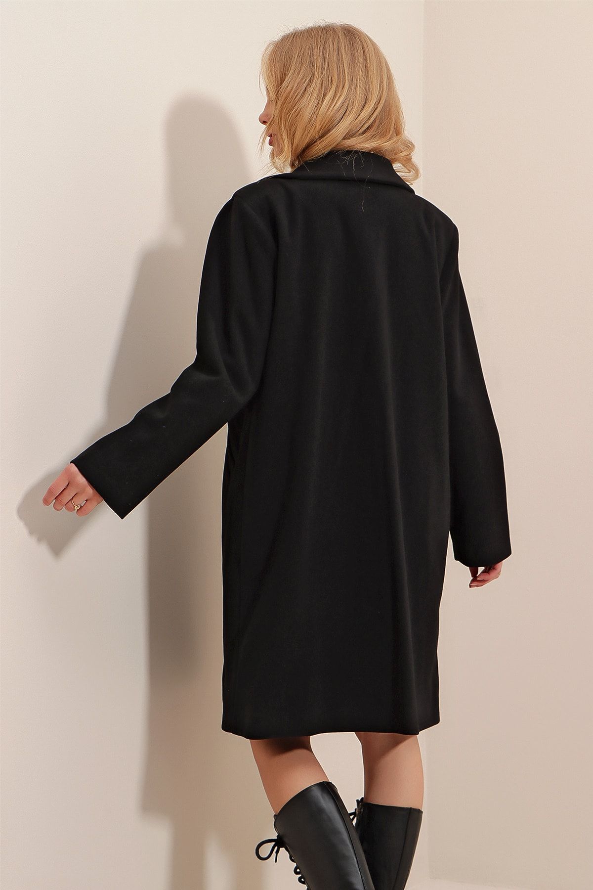 Trend Alaçatı Stili-معطف شتوي مبطن بجيب مزدوج أسود للنساء ALC-X9447 6