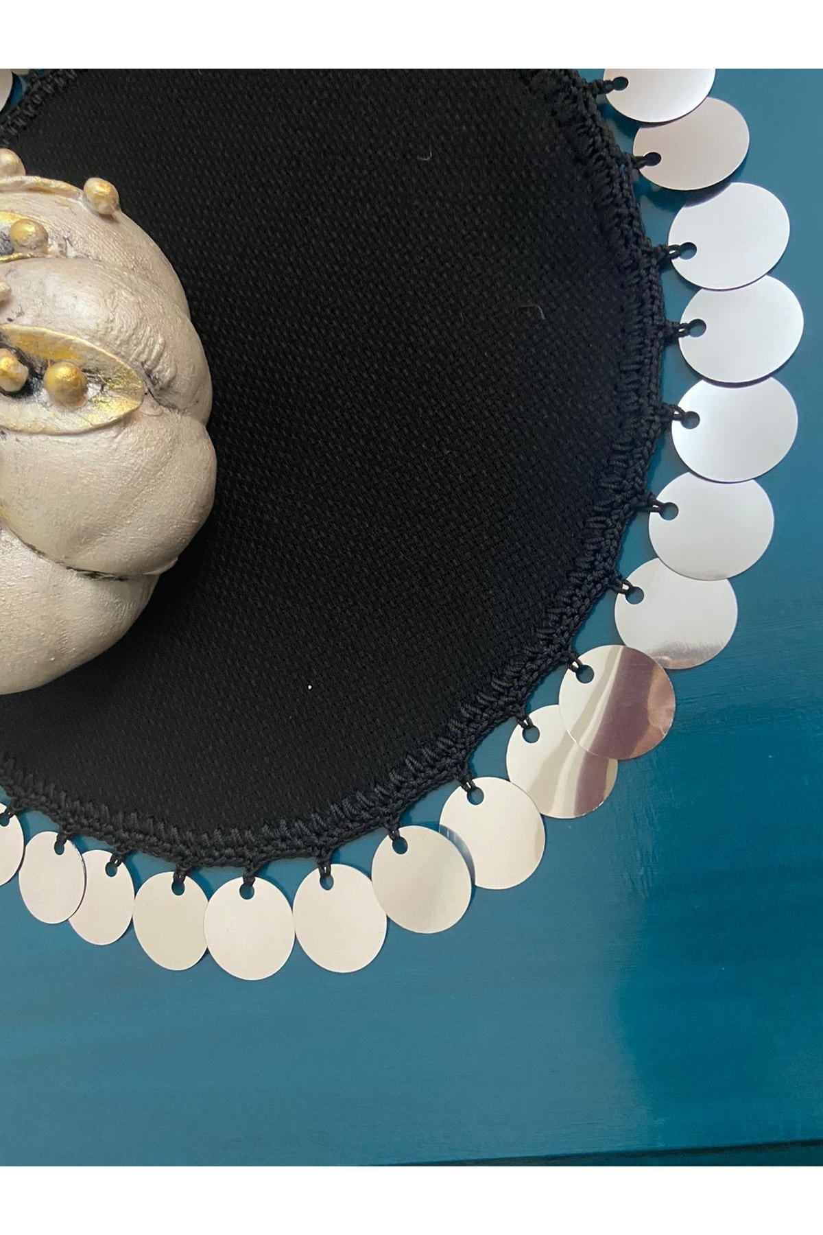 Siyah Gardenya Kumaş Kenarları Gümüş Pullu Örtü 3