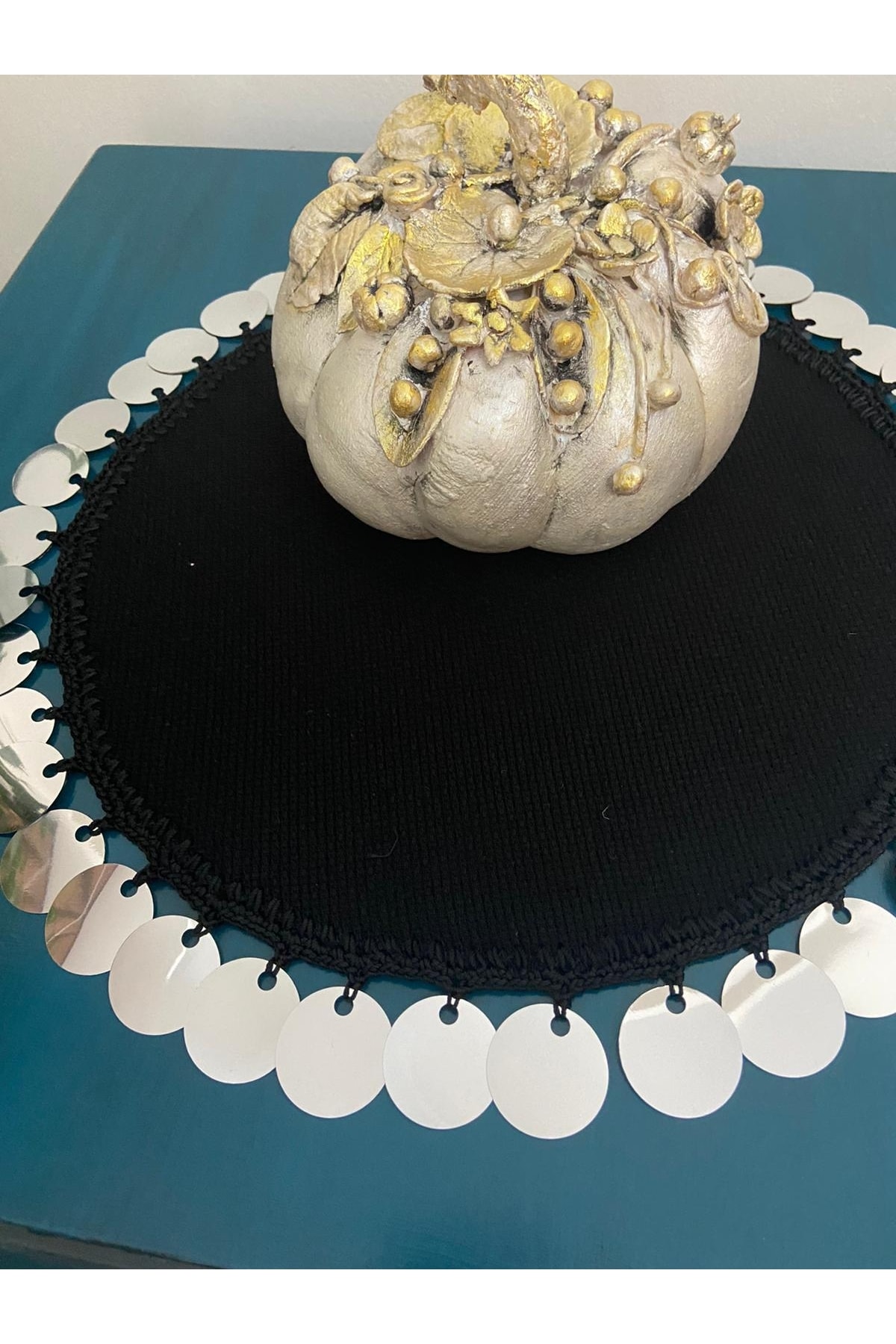 Siyah Gardenya Kumaş Kenarları Gümüş Pullu Örtü 7