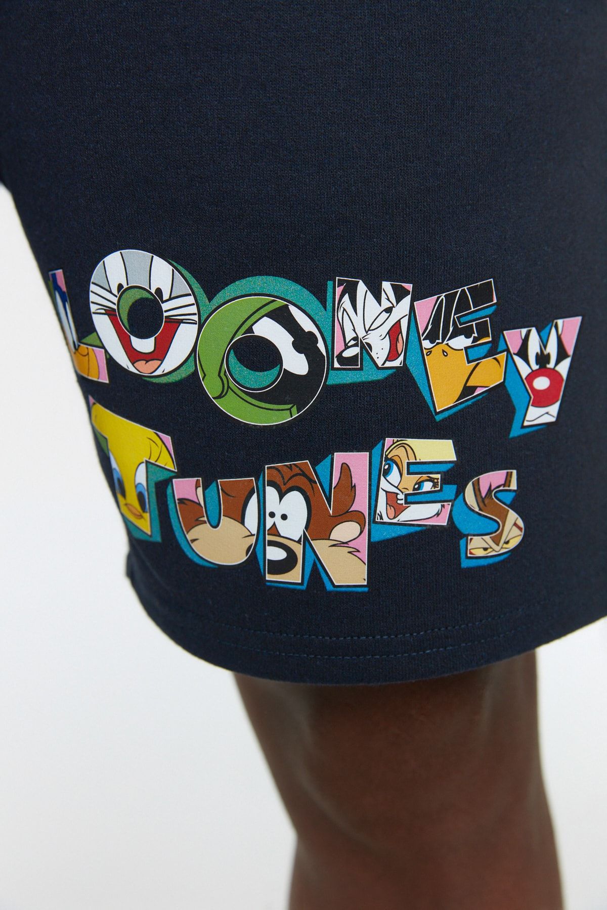 TRENDYOL MAN Lacivert Erkek Regular Fit Looney Tunes Baskılı Lisanslı Şort TMNSS22SR0016 VB11348