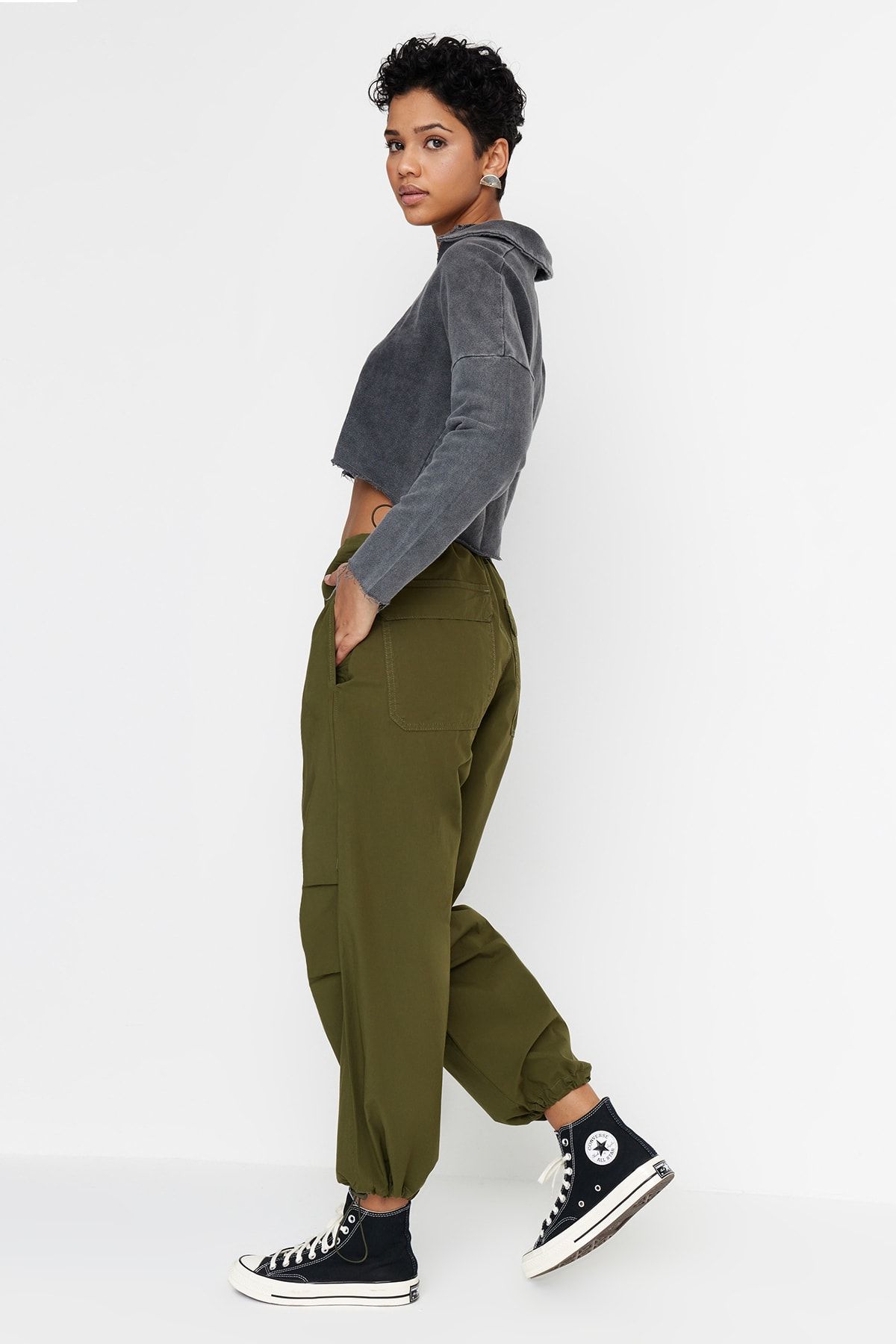 Trendyol Collection-Khakifarbene Fallschirmhose mit Stopper und normaler Taille TWOAW23JE00738 3
