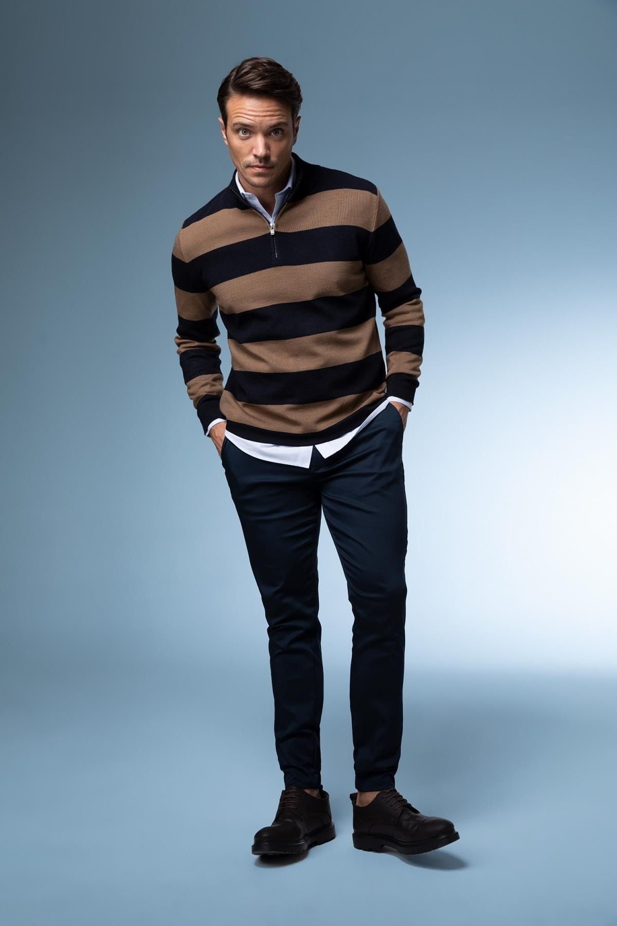 Slim Fit Dik Yaka Çizgi Desenli Triko Kazak