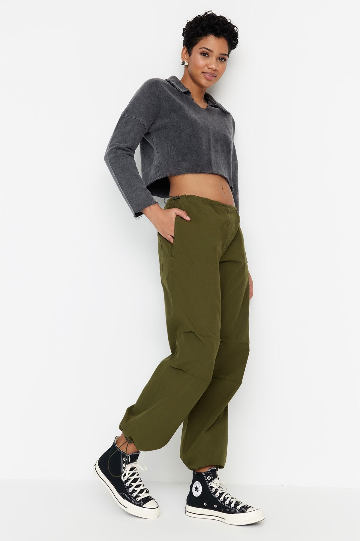 Trendyol Collection-Khakifarbene Fallschirmhose mit Stopper und normaler Taille TWOAW23JE00738 2