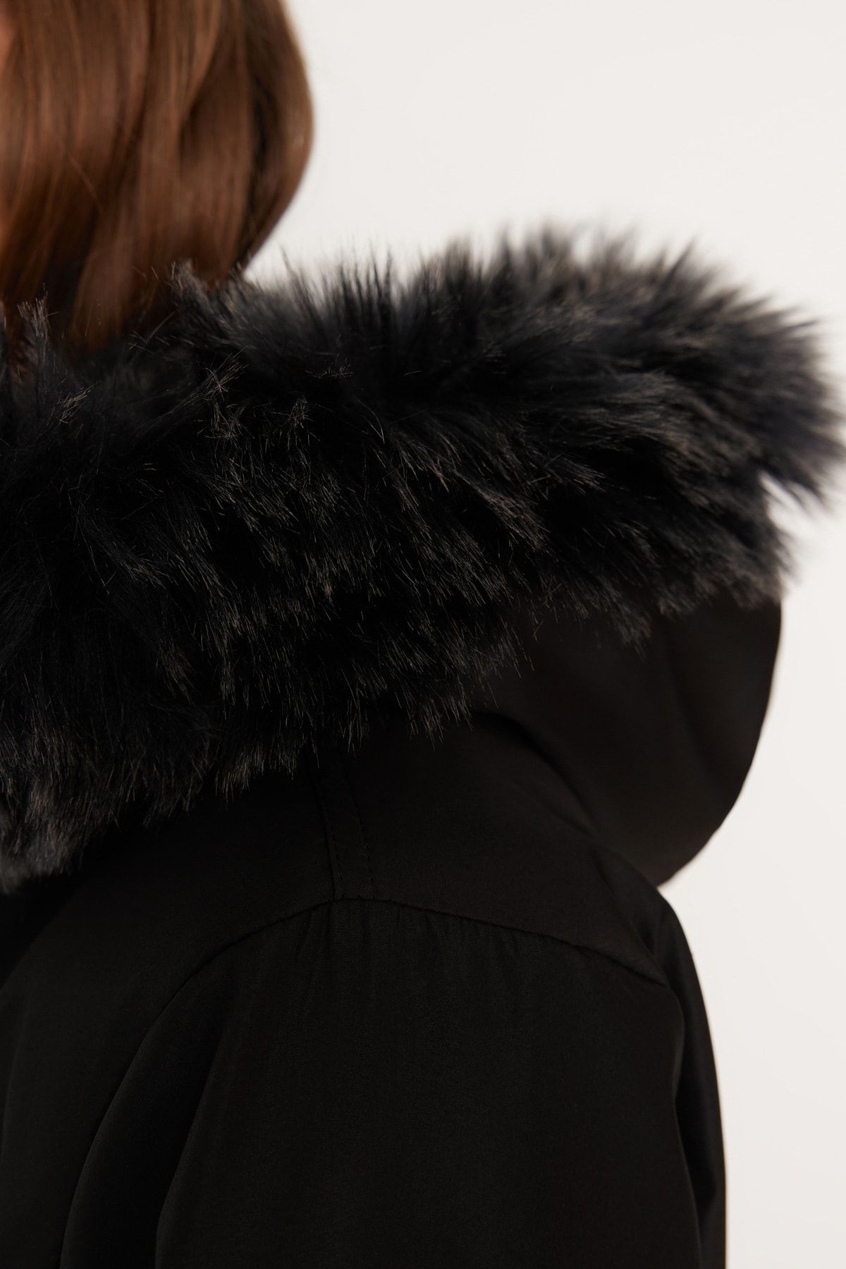 Trendyol Collection-Schwarzer Oversize-Mantel mit Pelzkapuze TWOAW23KB00236 4