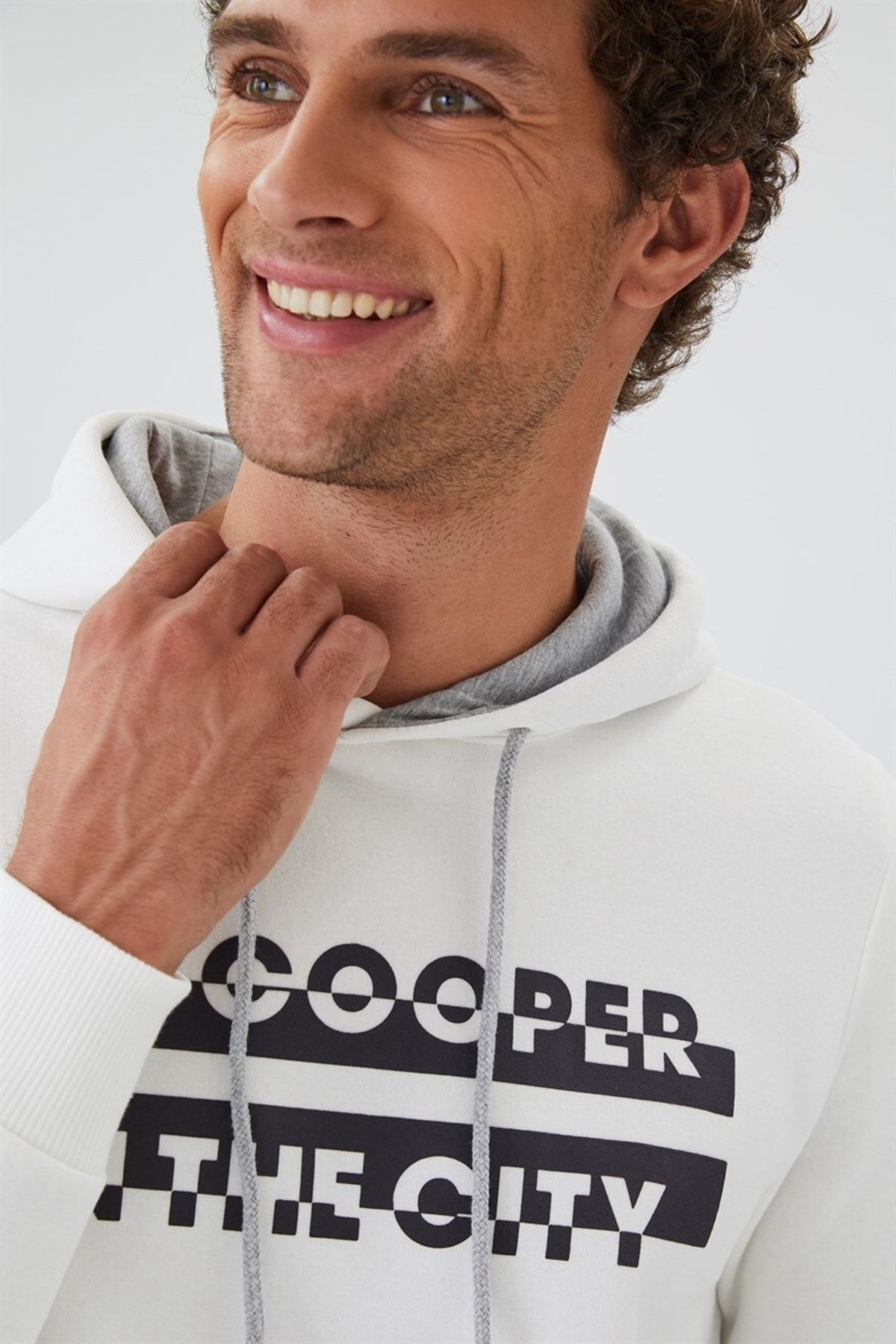 سویشرت سفید مردانه TESS اتفاق افتاده است Lee Cooper