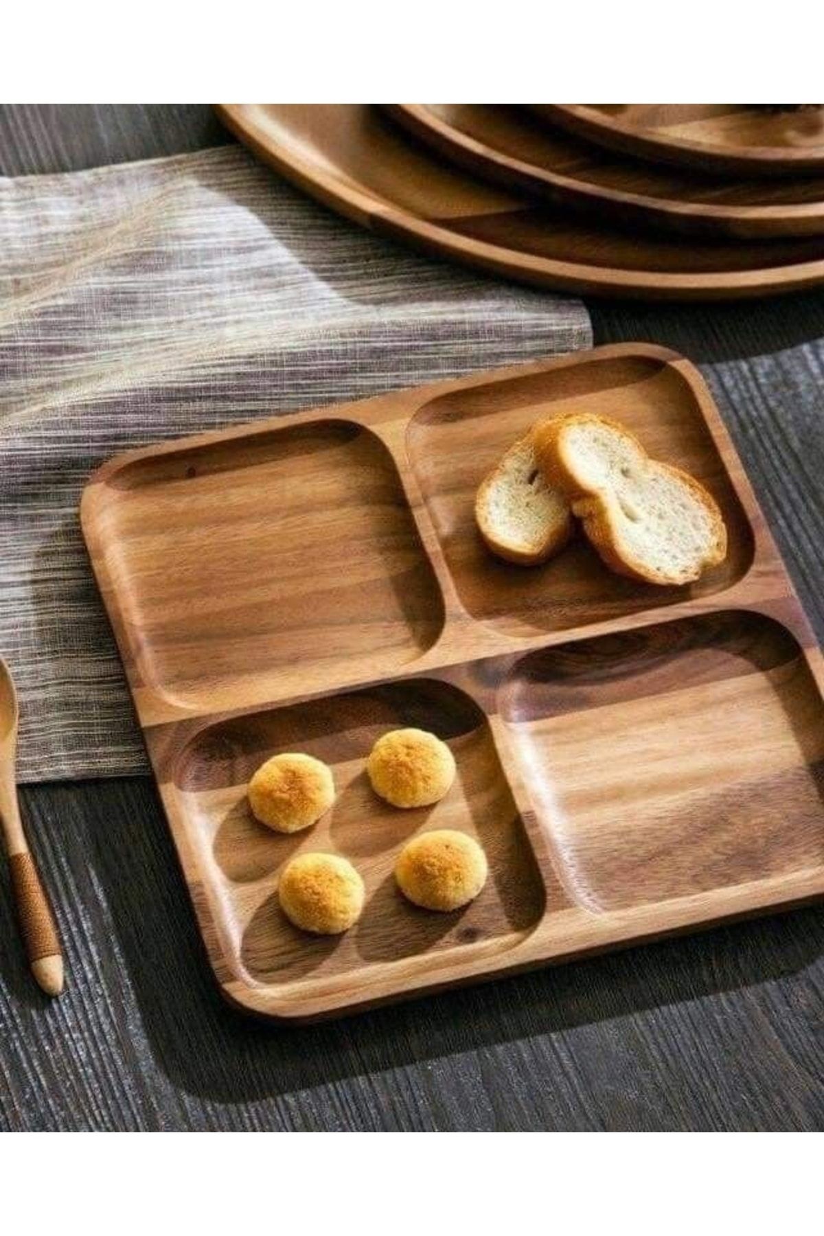 Сервировка с деревянными тарелками