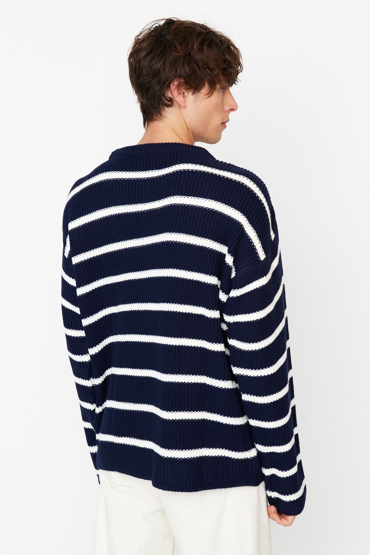 Trendyol Collection-Marineblauer Unisex-Strickpullover in Übergröße – Rundhalsausschnitt, gestreift TMNAW23KZ00285 4