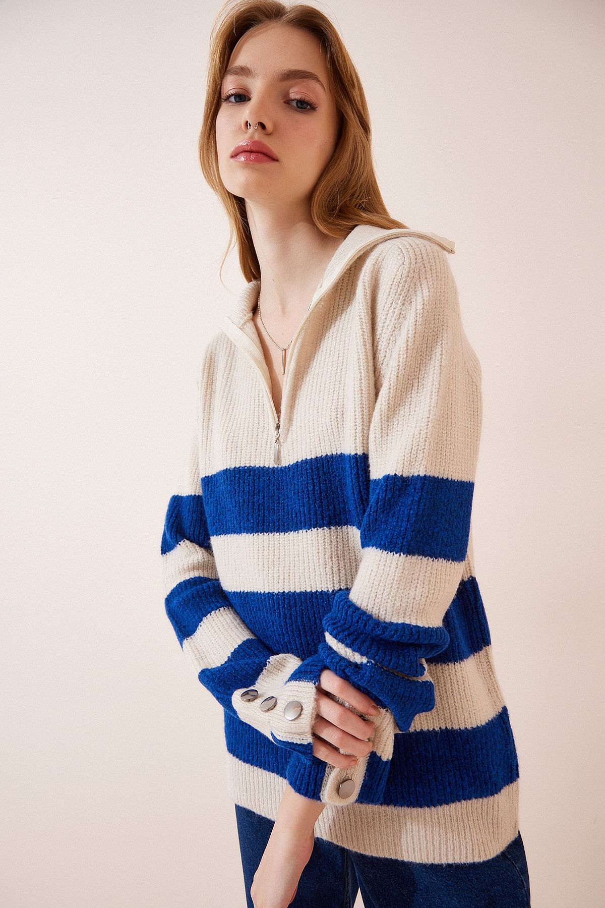 Happiness İstanbul-Cremeblauer Rollkragenpullover mit Streifenmuster und Reißverschluss für Damen LX00042 1
