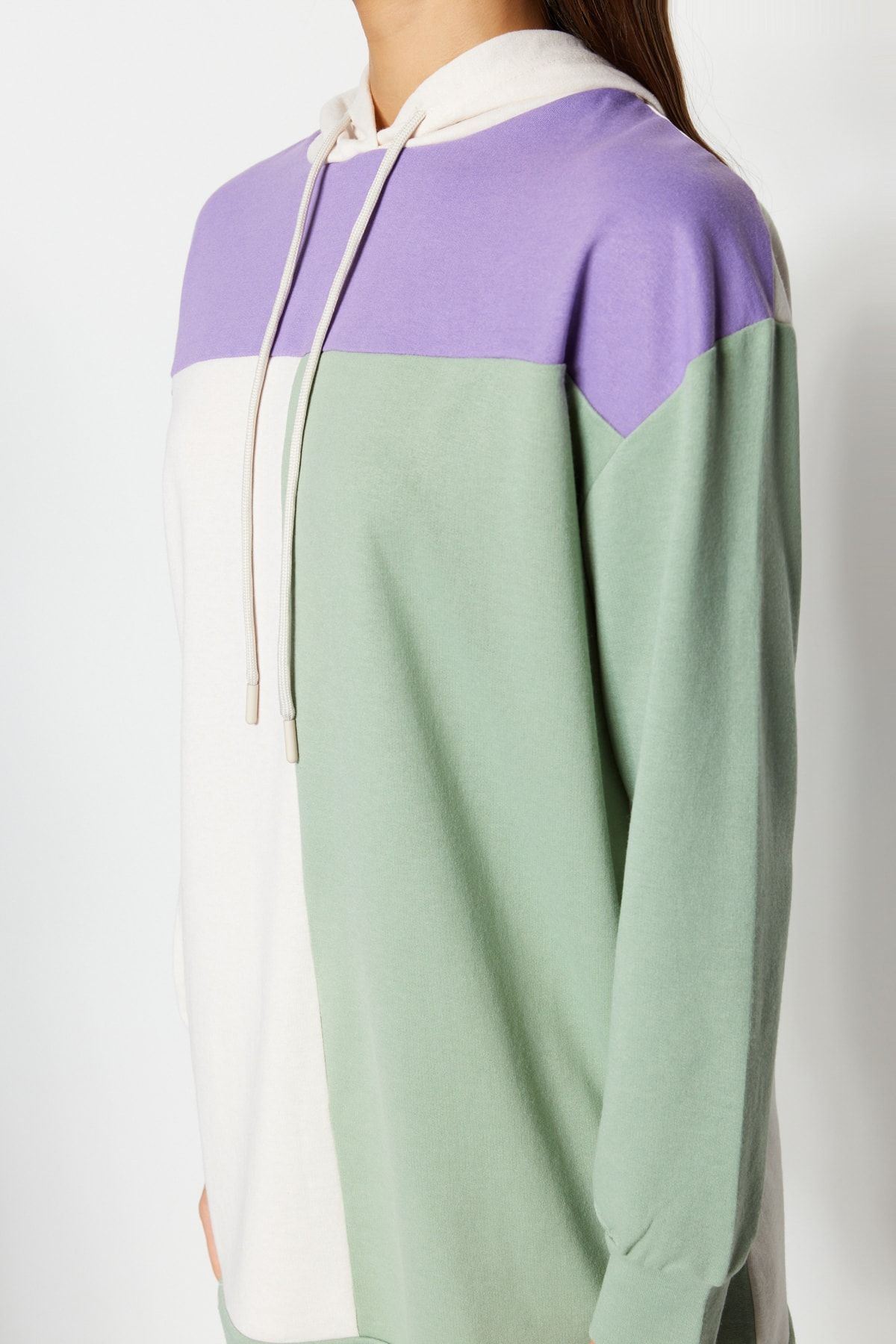 Trendyol Modest Lila Renk Bloklu Kapüşonlu Jogger Örme Eşofman Takımı TCTSS22EN0001 RN10912