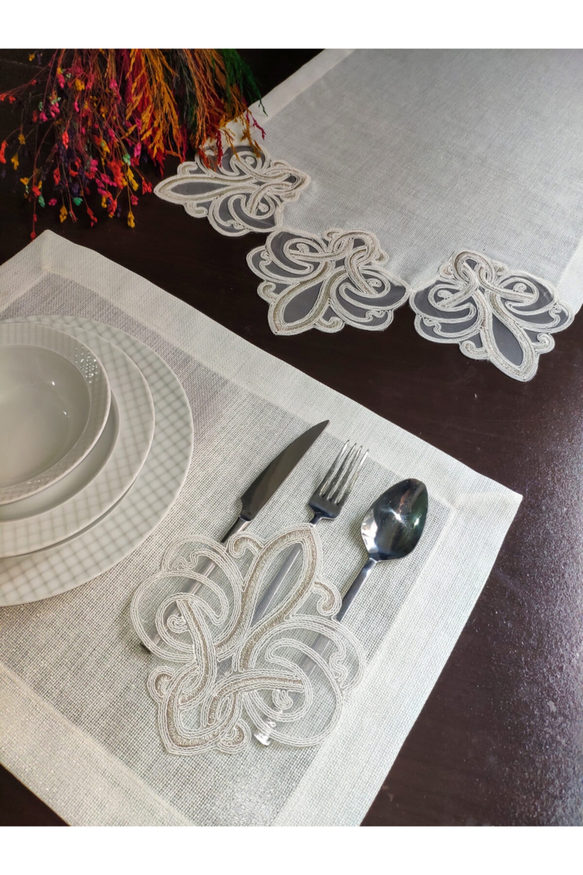 4 Pieces Viento Model Glitter Linen American Service and Runner Set