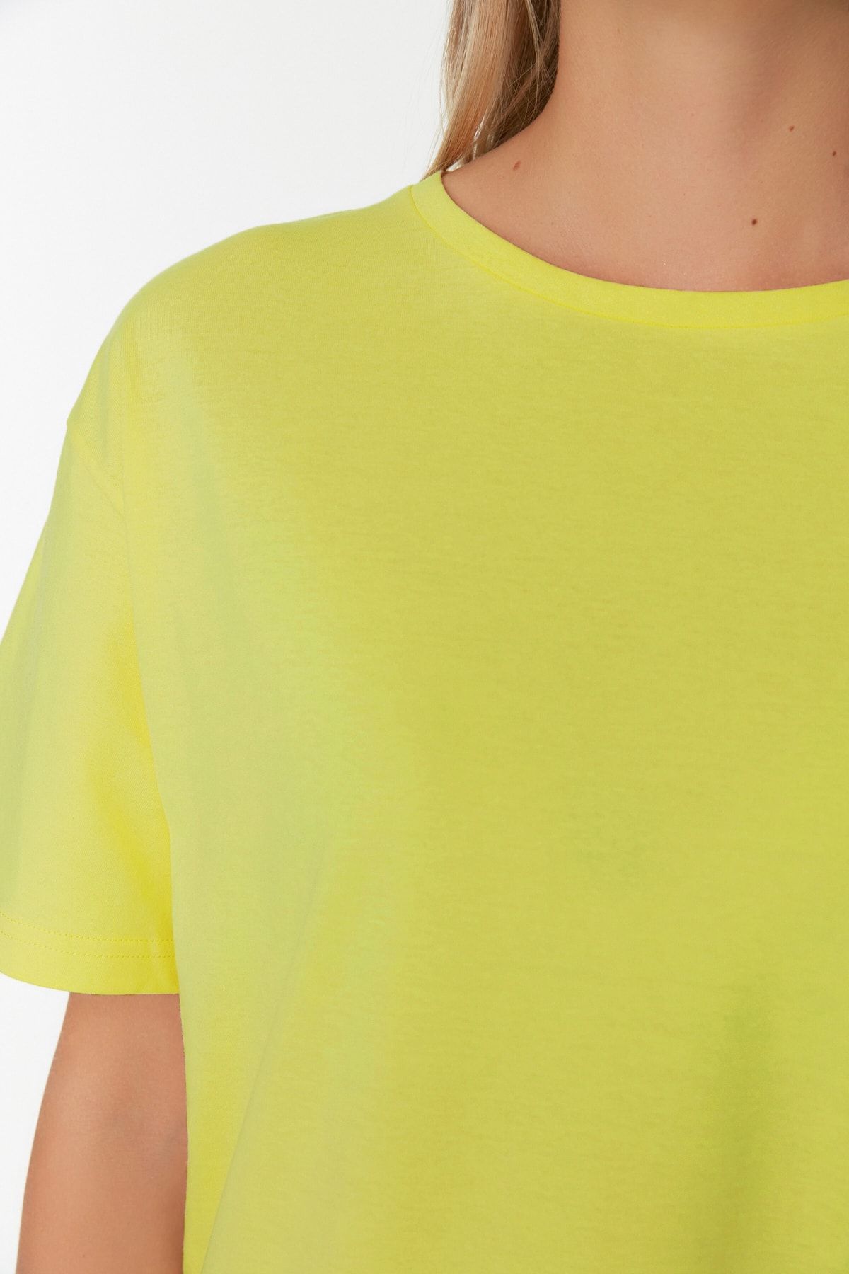 Trendyol Collection % - 100 weiter Passform Trendyol Baumwolle Rundhalsausschnitt mit Gelbes aus TWOSS20TS0134 und Boyfriend-Strick-T-Shirt
