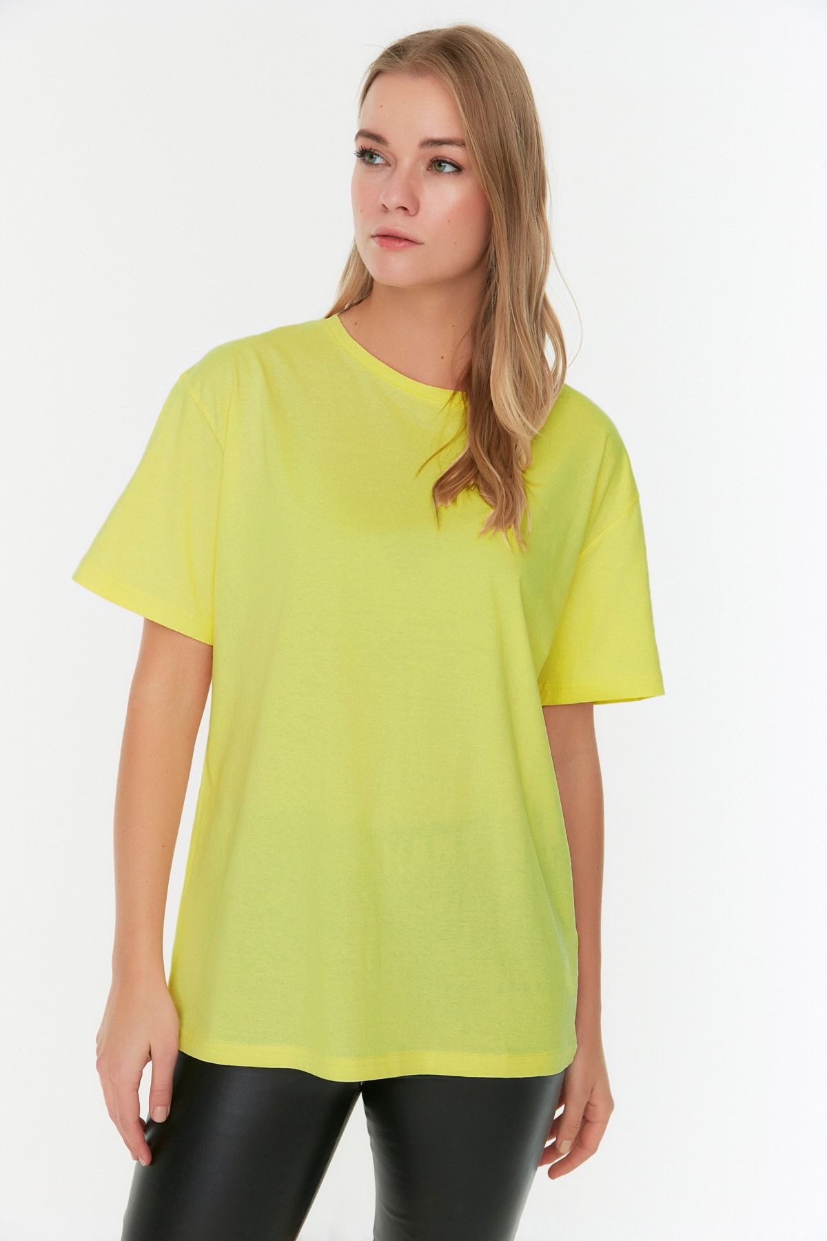 Trendyol Collection Gelbes Boyfriend-Strick-T-Shirt mit Rundhalsausschnitt  und weiter Passform aus 100 % Baumwolle TWOSS20TS0134 - Trendyol