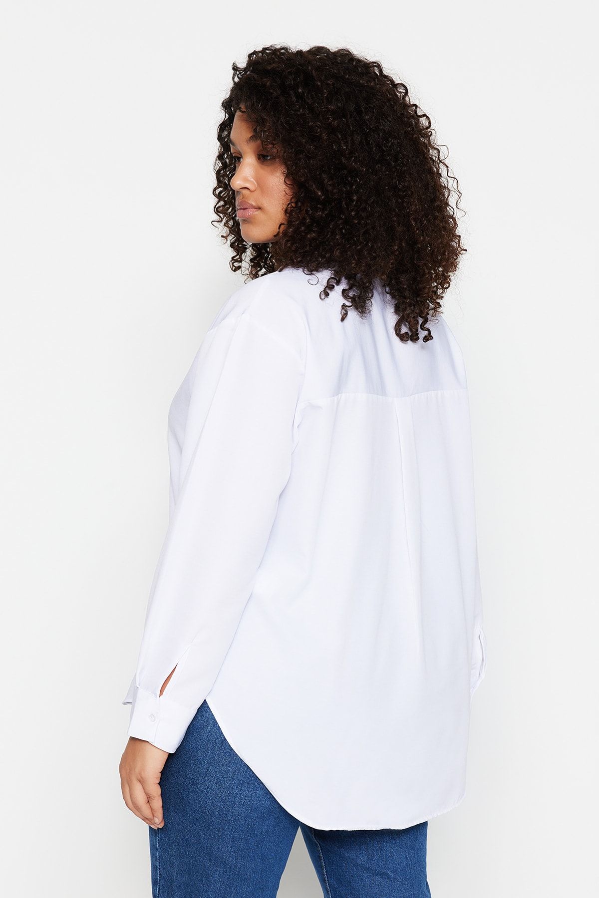 Trendyol Curve-Biela oversize tkaná košeľa s golierom TBBSS23AX00007 5