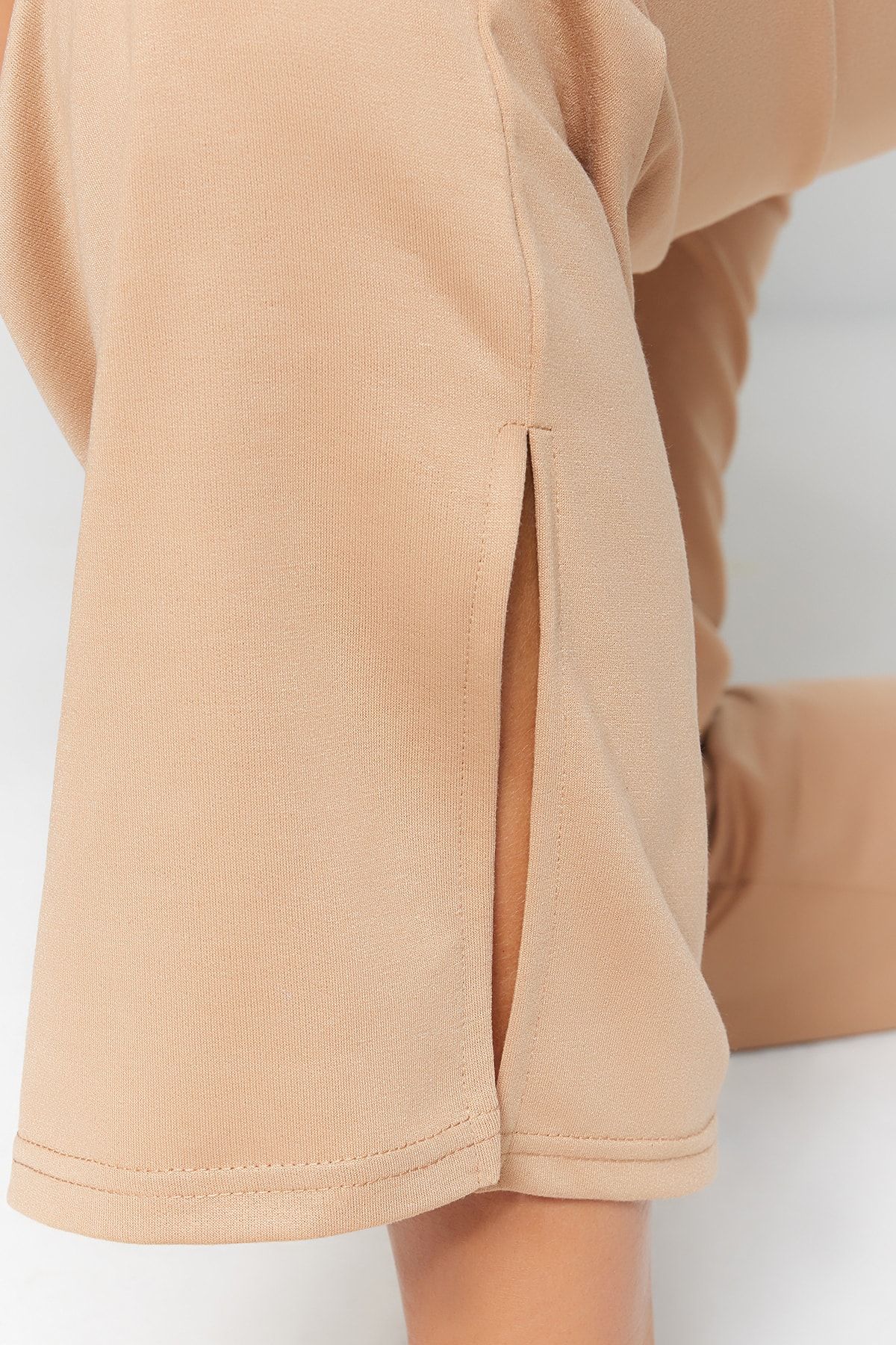 Trendyol Curve-Beiges Pyjama-Set mit Strickbündchen und Schlitz TBBAW23AI00055 4