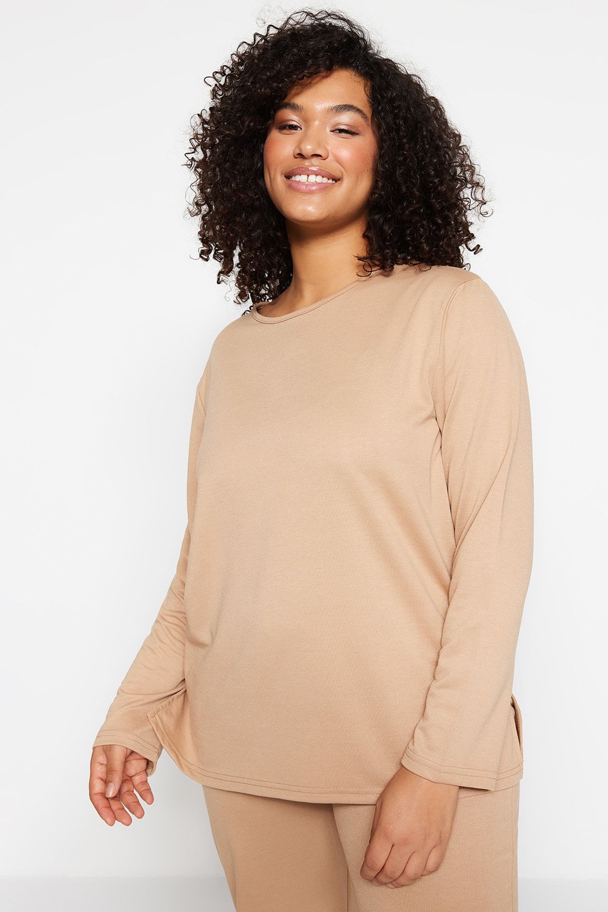 Trendyol Curve-Beiges Pyjama-Set mit Strickbündchen und Schlitz TBBAW23AI00055 3