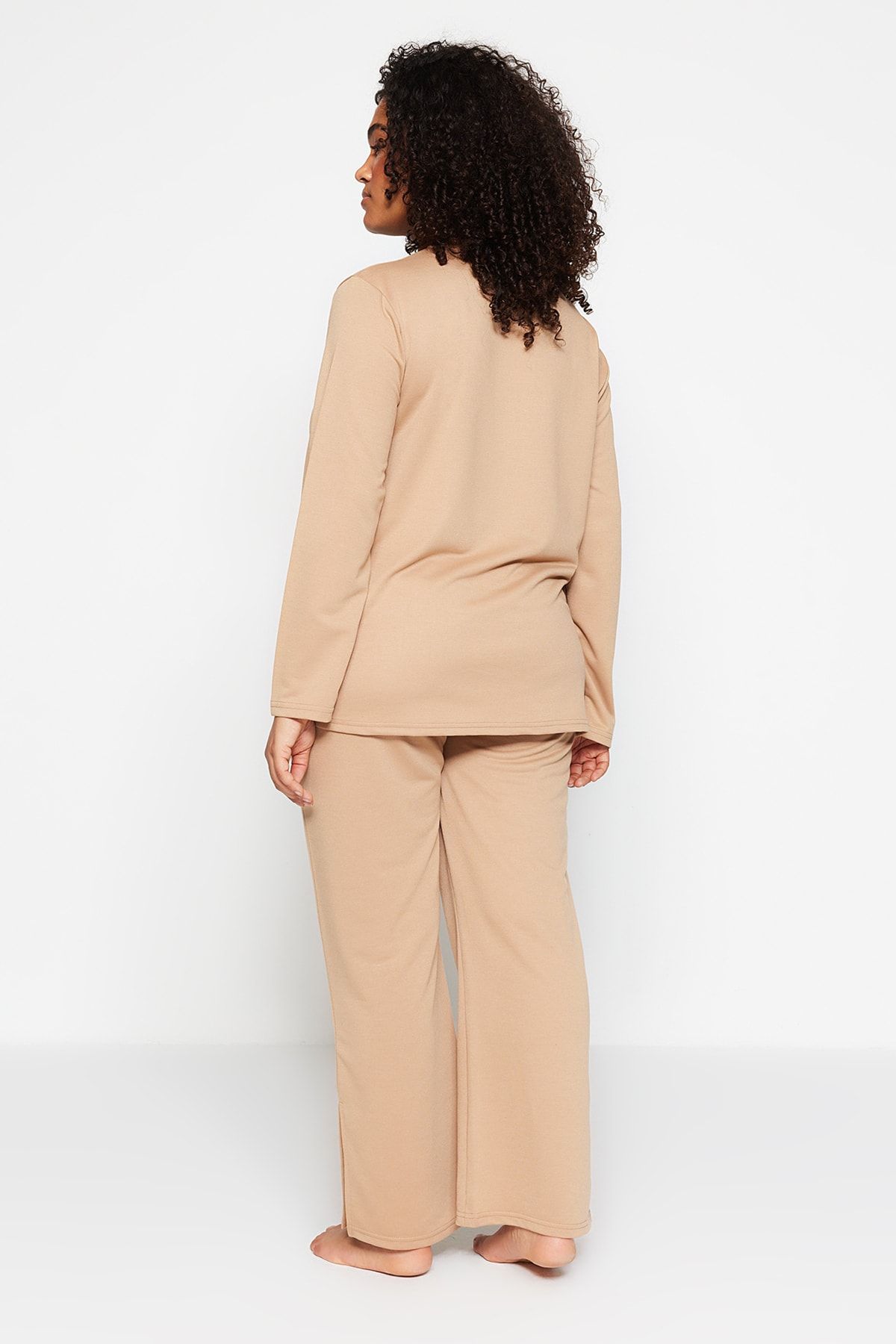 Trendyol Curve-Beiges Pyjama-Set mit Strickbündchen und Schlitz TBBAW23AI00055 5