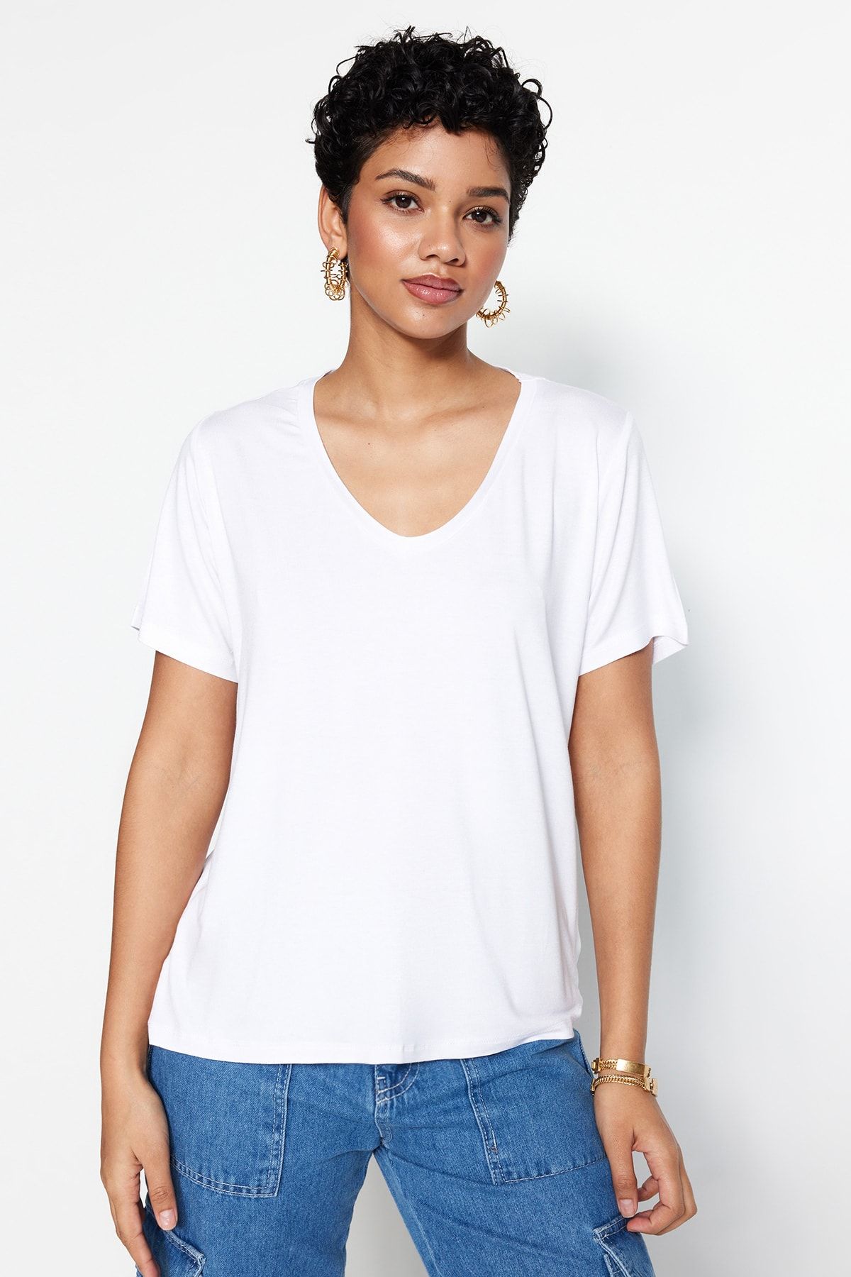 mit Collection Trendyol Weißes Trendyol aus - TWOSS23TS00046 Viskose V-Ausschnitt Basic-Strick-T-Shirt