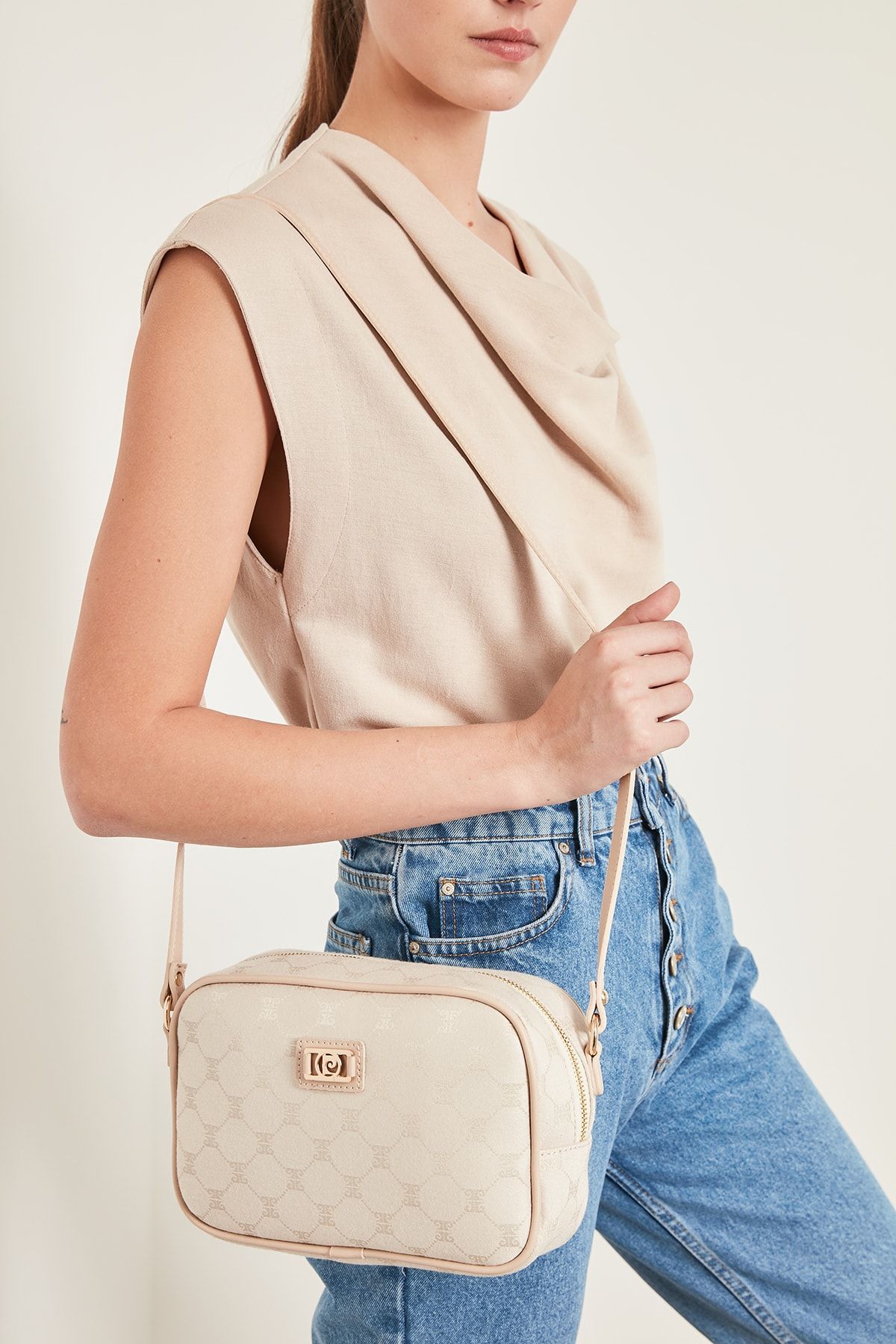 کیف متوسط زنانه کرم براق دوشی ۲۵×۱۷×۸ پیرکاردین Pierre Cardin