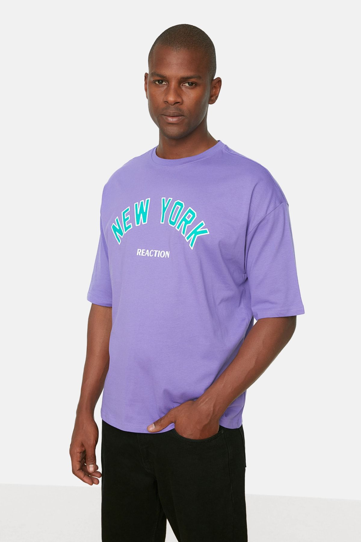 Trendyol Collection Lilafarbenes, übergroßes/weites bedrucktes Herren-T- Shirt aus 100 % Baumwolle mit Rundhalsausschnitt und kurzen Ärmeln -  Trendyol