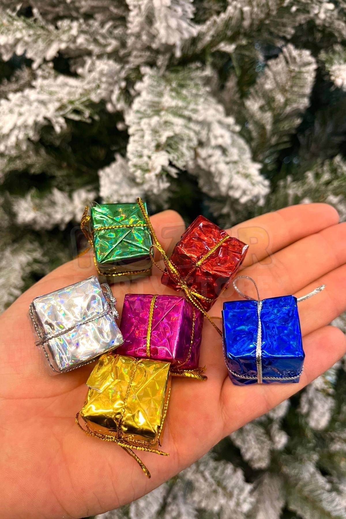 Huzur Party Store 12'li Hediye Paketi Yılbaşı Yeni Yıl Çam Ağacı Süsü Karışık Renkli Hediye Kutusu Süsleri 2.5 Cm