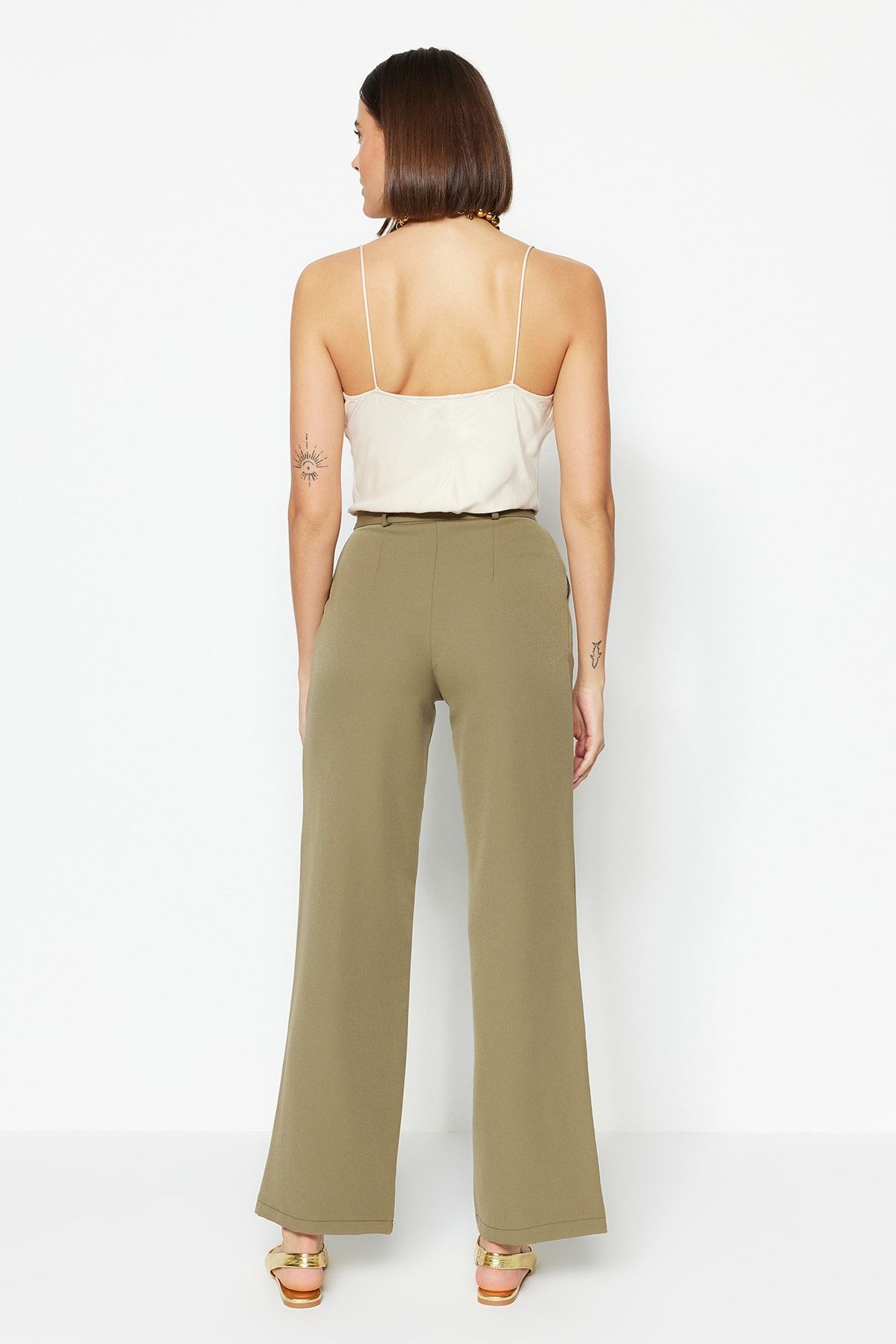Trendyol Collection-Hose aus plissiertem Stoff mit hoher Taille und weitem Bein – Hellkhaki TWOAW21PL0076 11