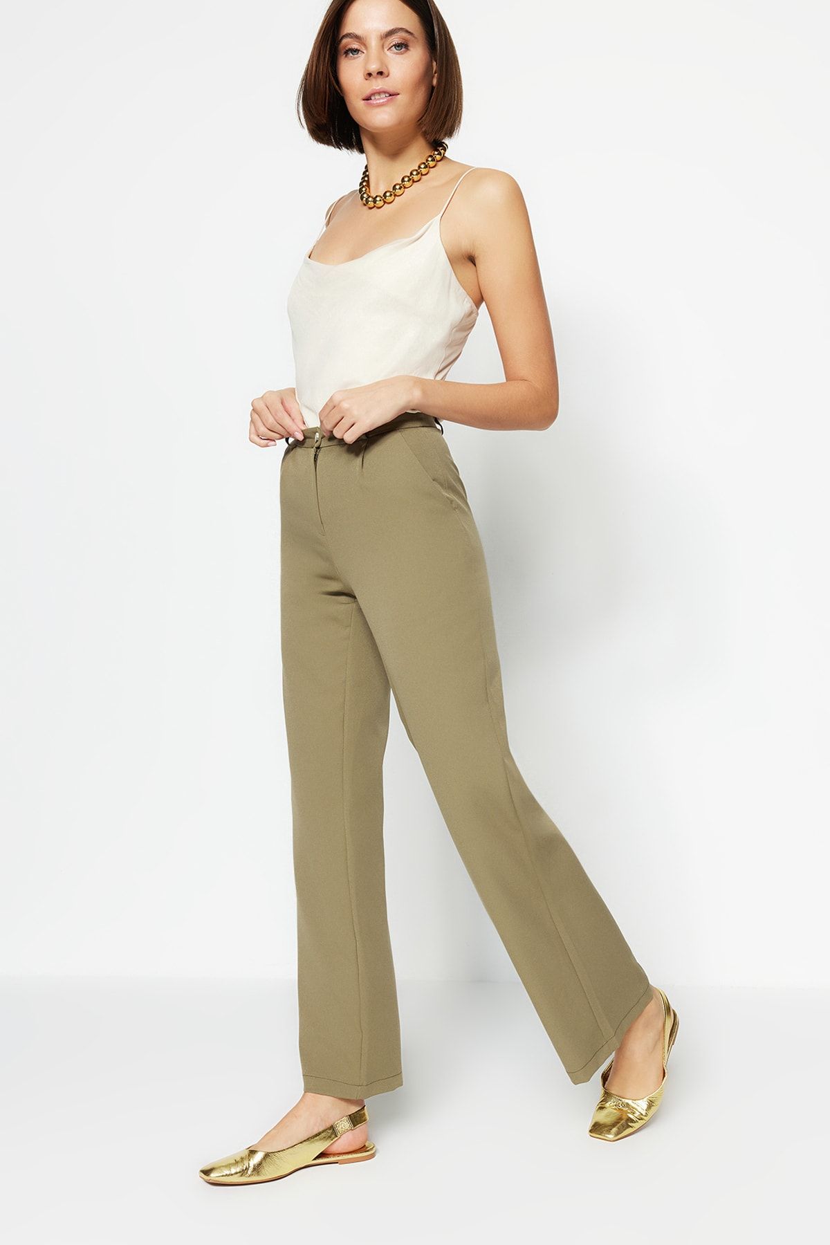 Trendyol Collection-Hose aus plissiertem Stoff mit hoher Taille und weitem Bein – Hellkhaki TWOAW21PL0076 8