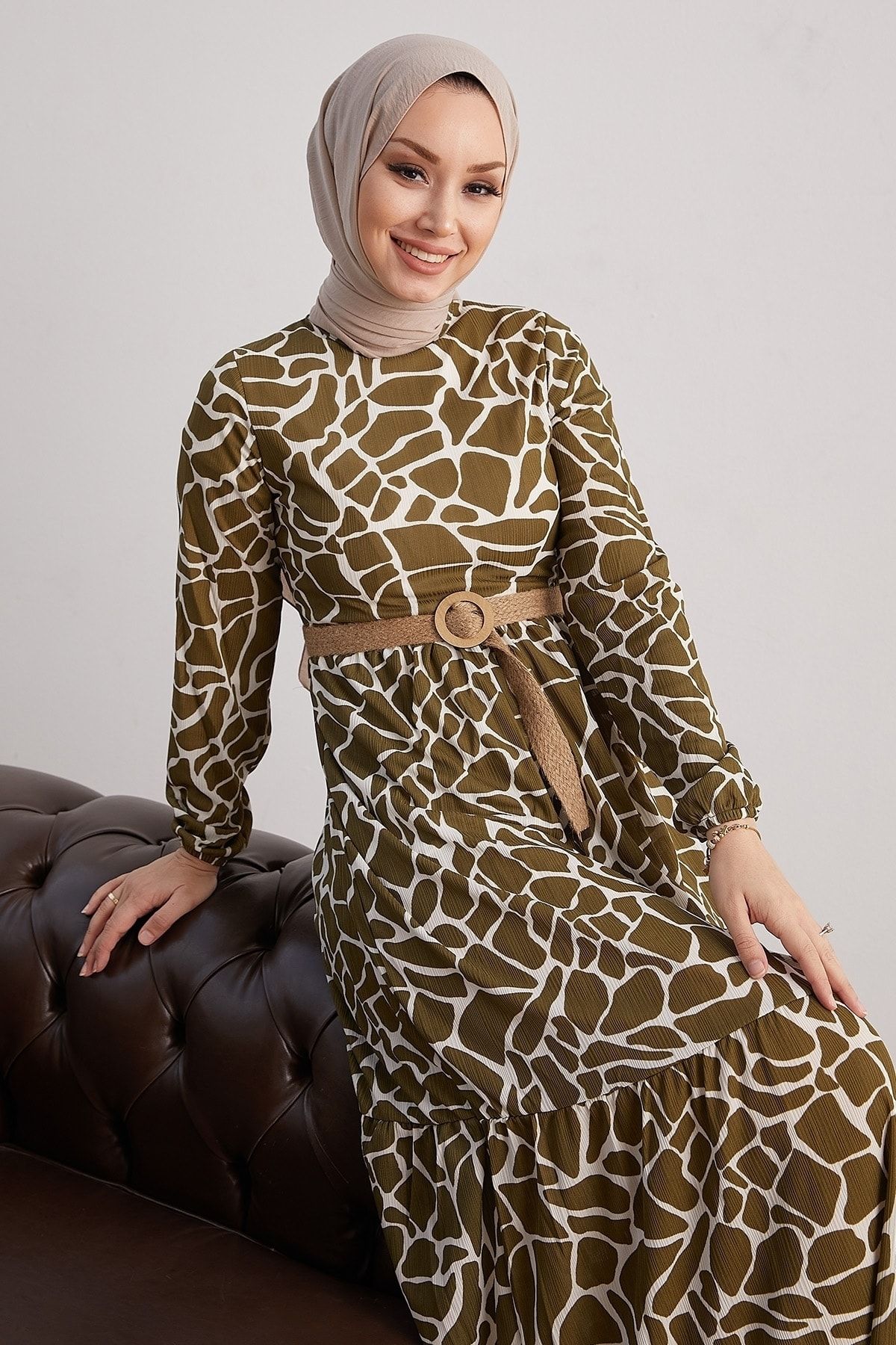 InStyle-Else Stone gemustertes Strohgürtelkleid – Khaki 2